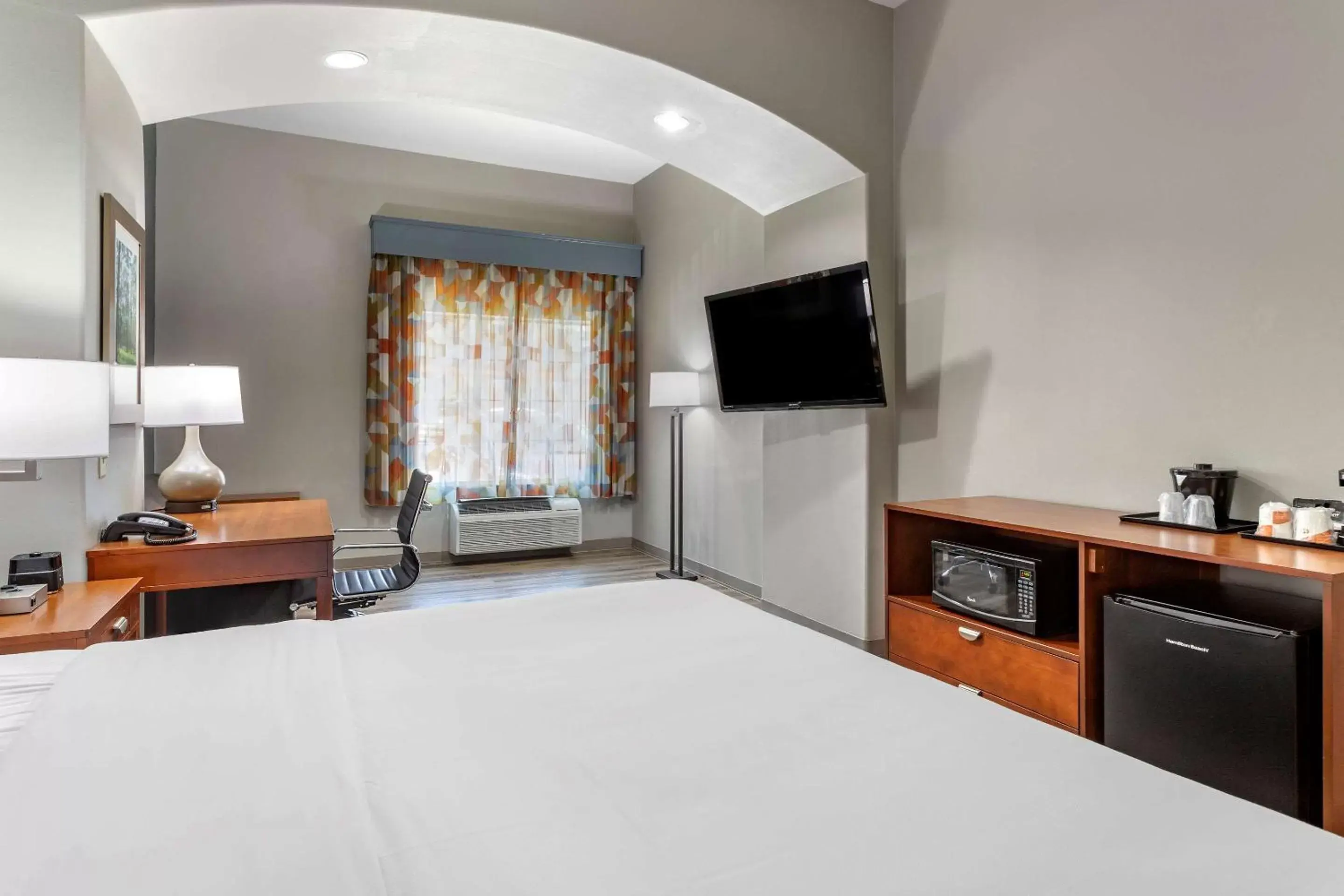 Photo of the whole room, Bed in Comfort Inn & Suites