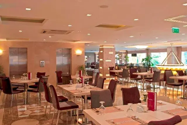 Restaurant/Places to Eat in Kent Hotel