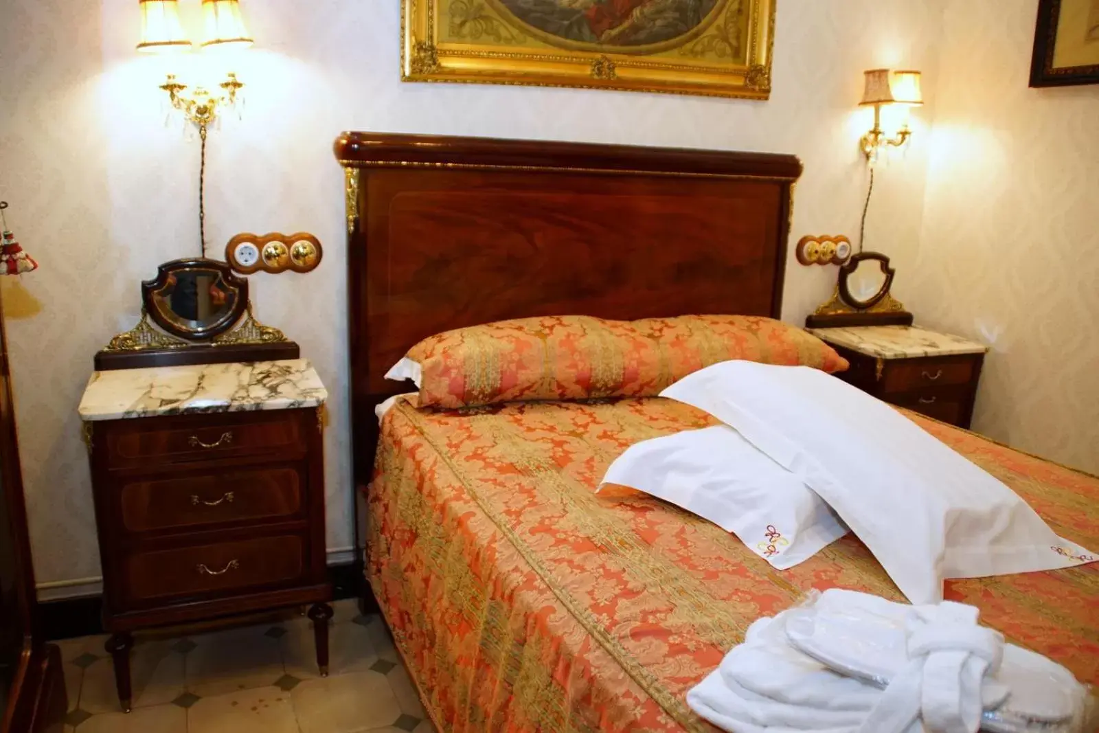 Bed in Sitges Royal Rooms