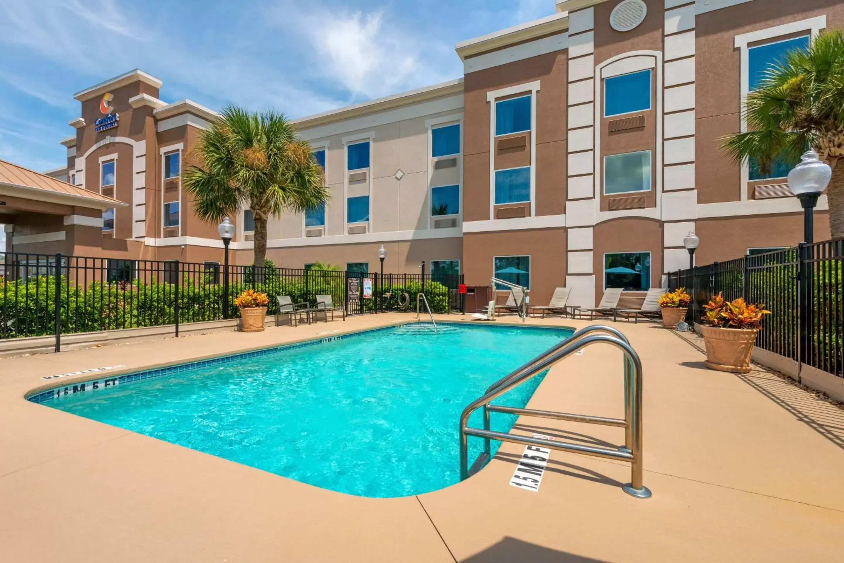 On site, Swimming Pool in Comfort Inn & Suites Wildwood – The Villages