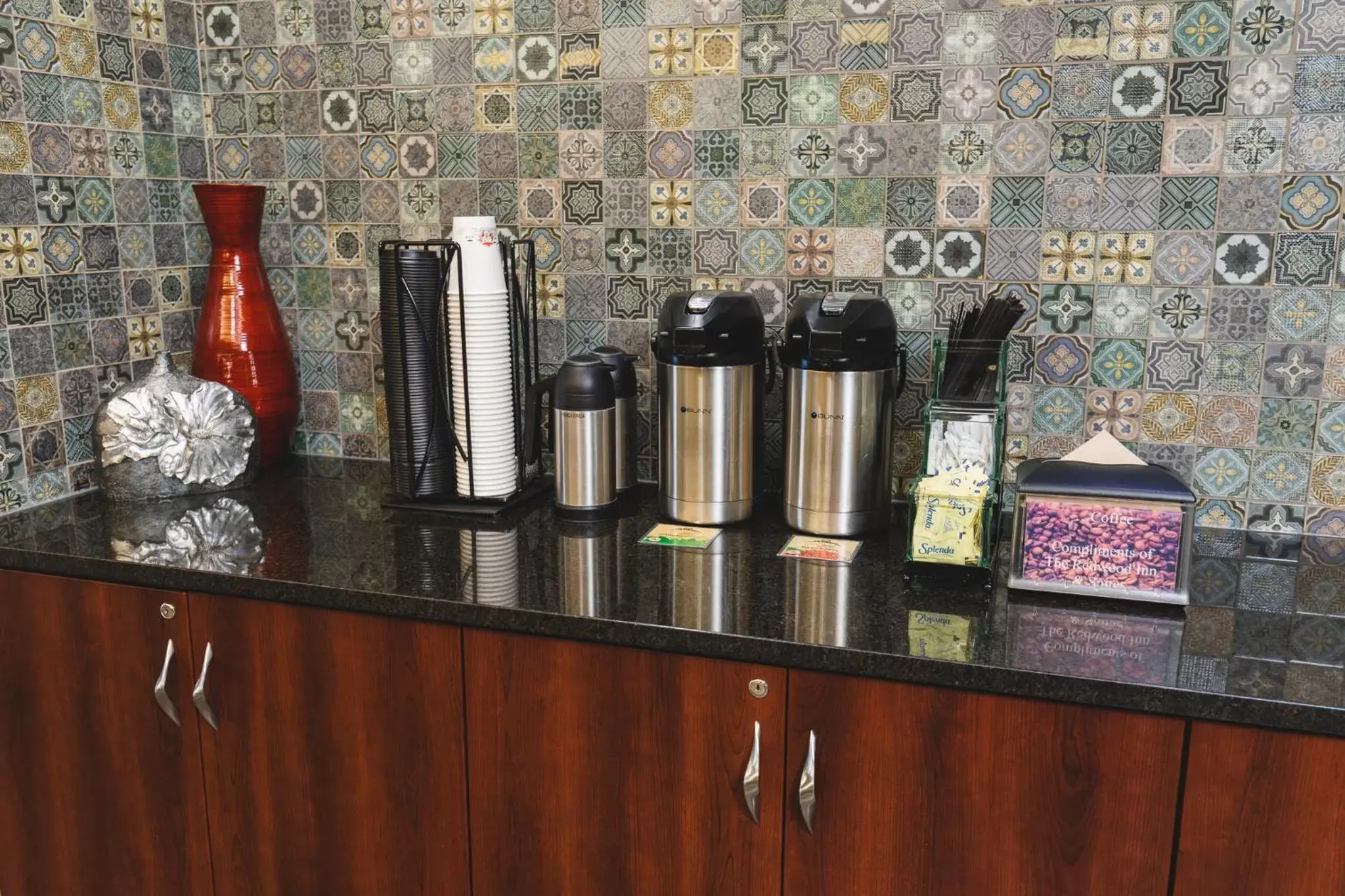 Coffee/tea facilities in Redwood Inn & Suites