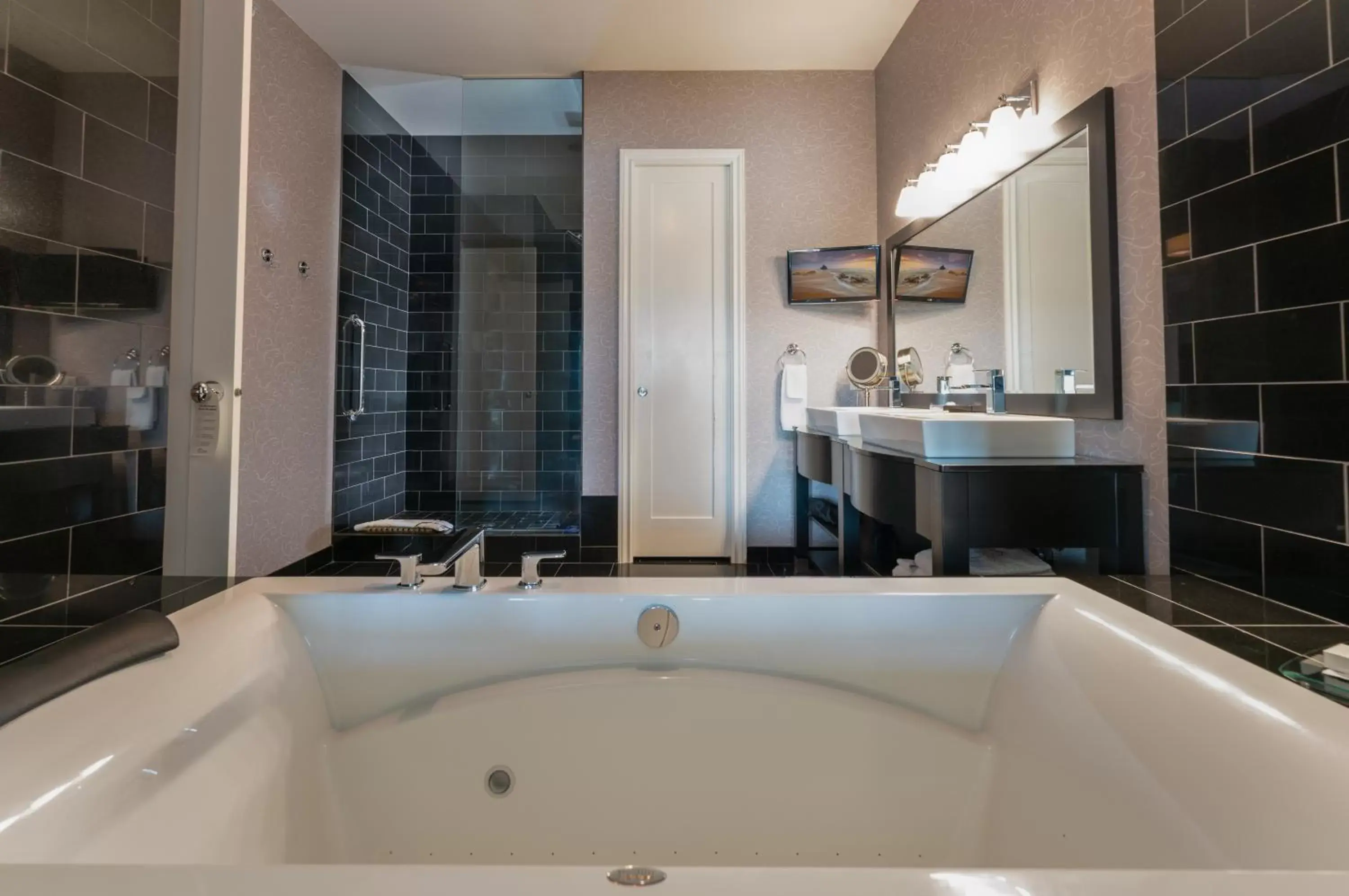 Shower, Bathroom in Prestige Oceanfront Resort, WorldHotels Luxury