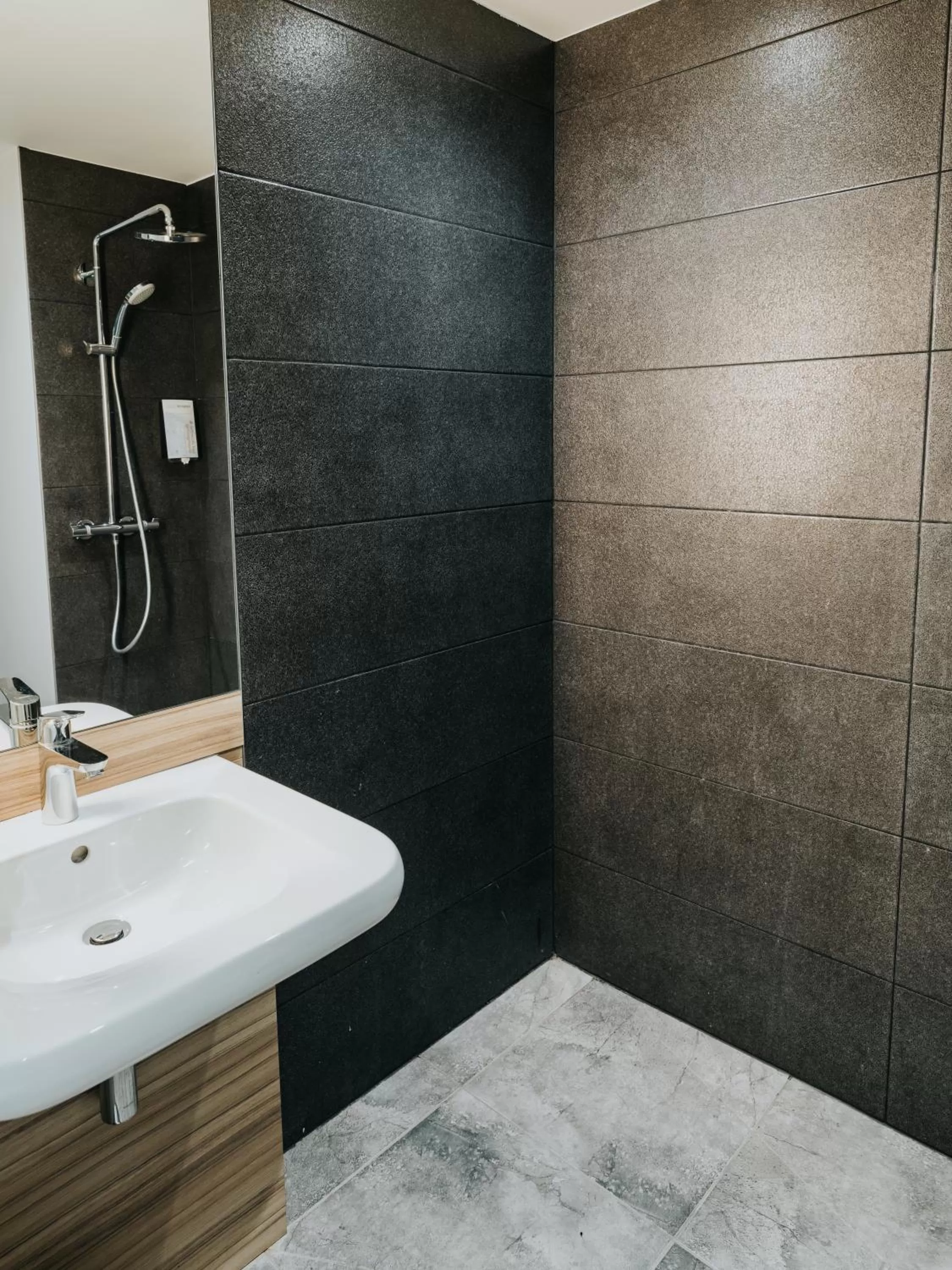 Shower in Ibis Rouen Centre Rive Gauche Mermoz