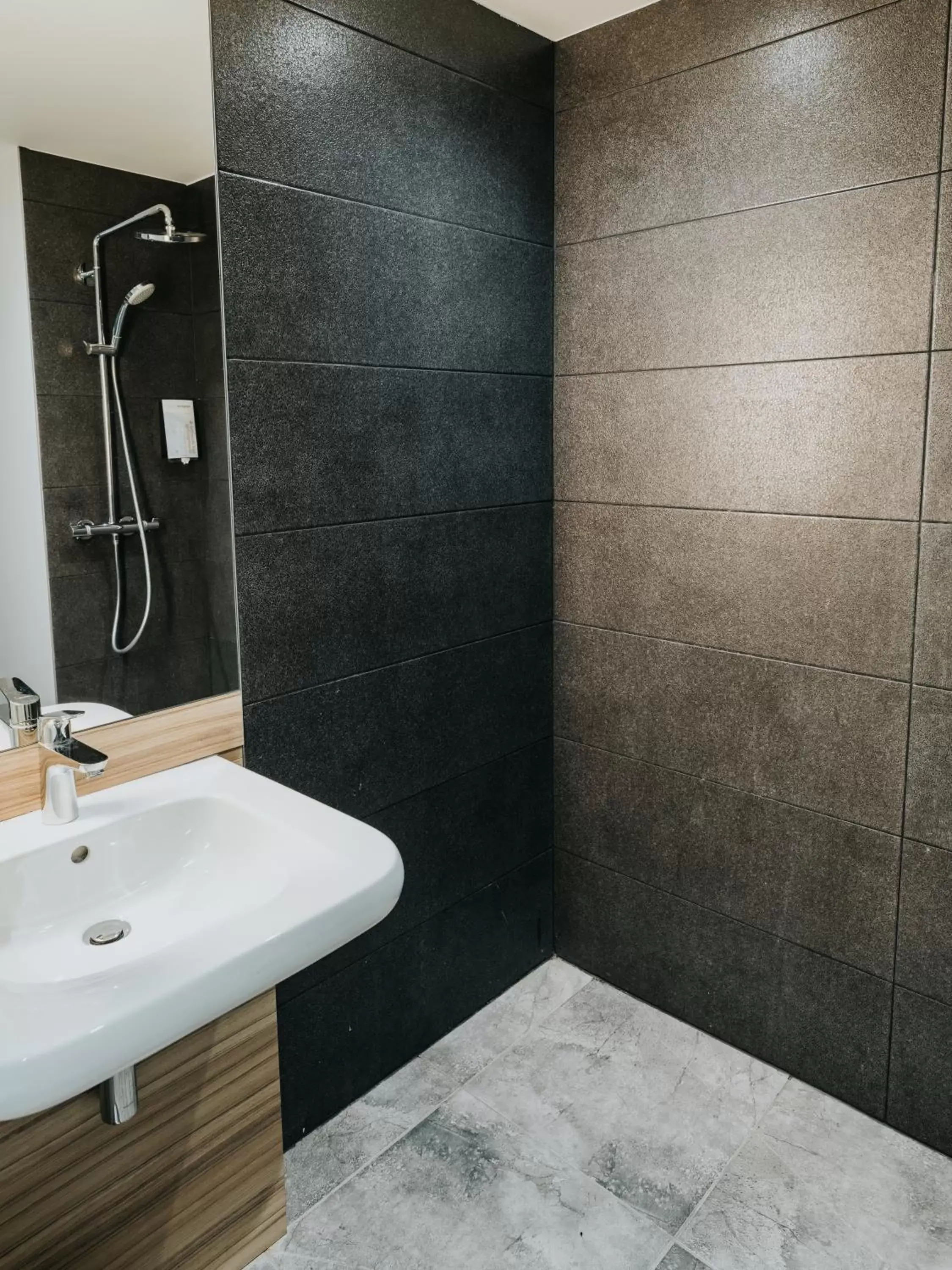 Shower, Bathroom in Ibis Rouen Centre Rive Gauche Mermoz