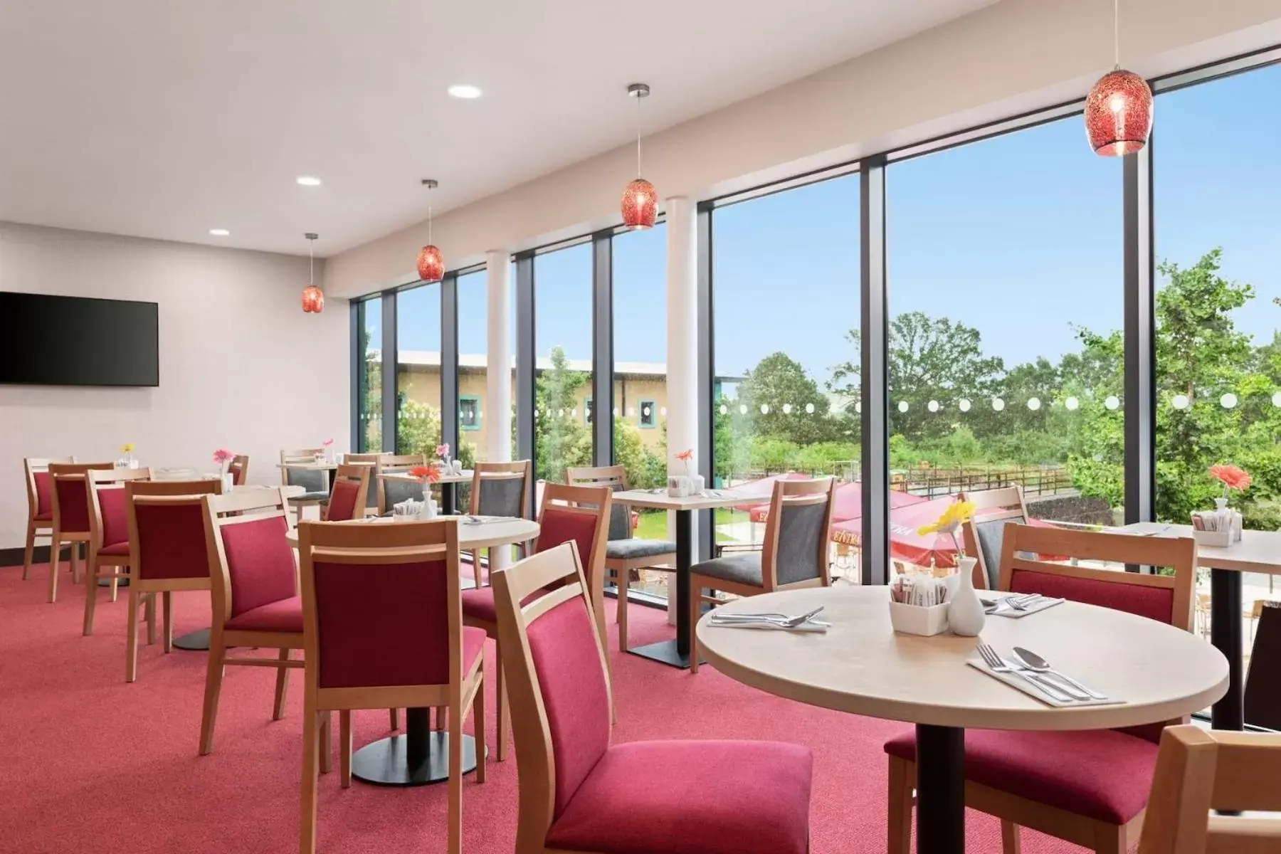Restaurant/Places to Eat in Ramada by Wyndham Cobham