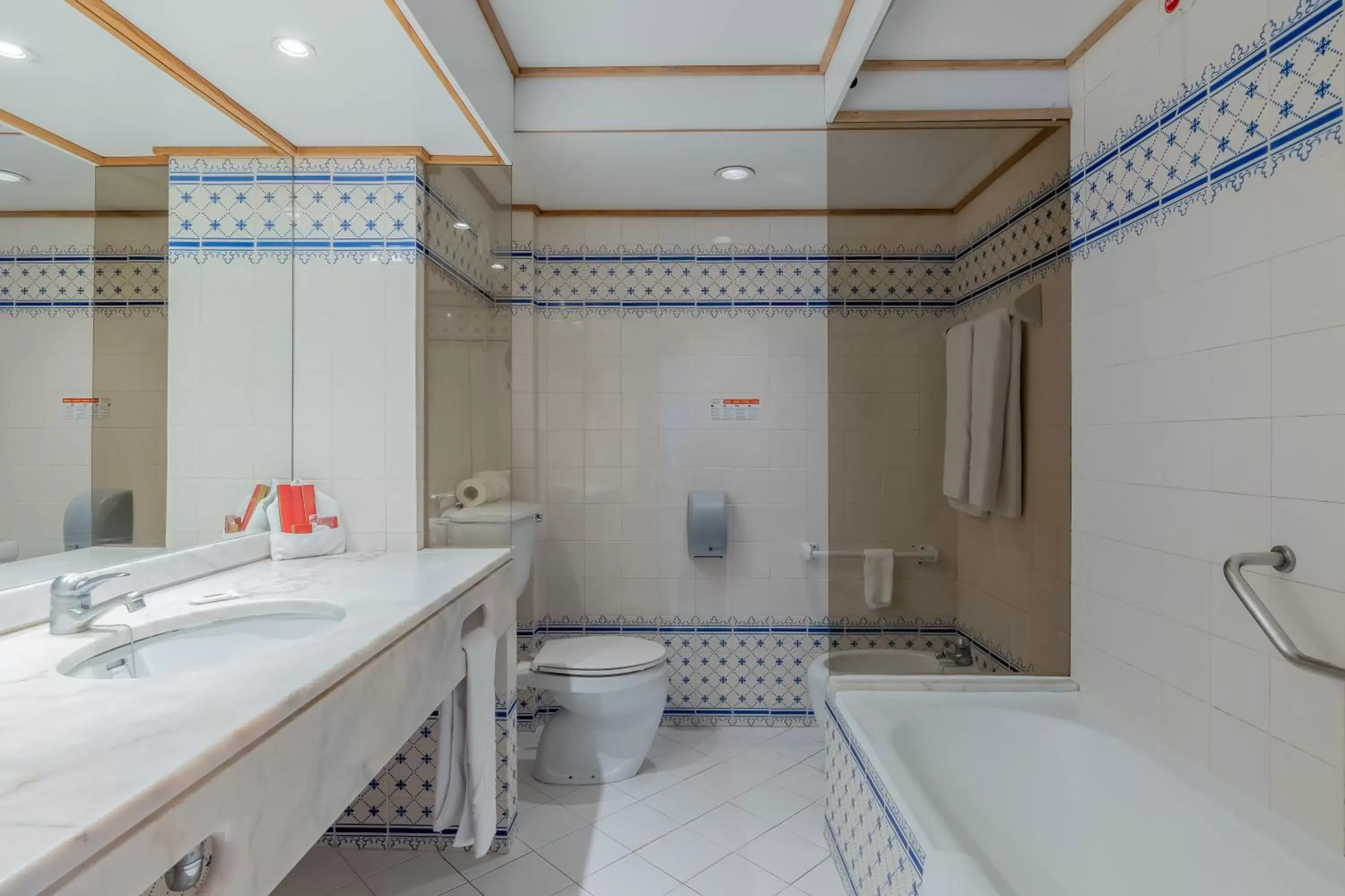 Toilet, Bathroom in Muthu Oura Praia Hotel