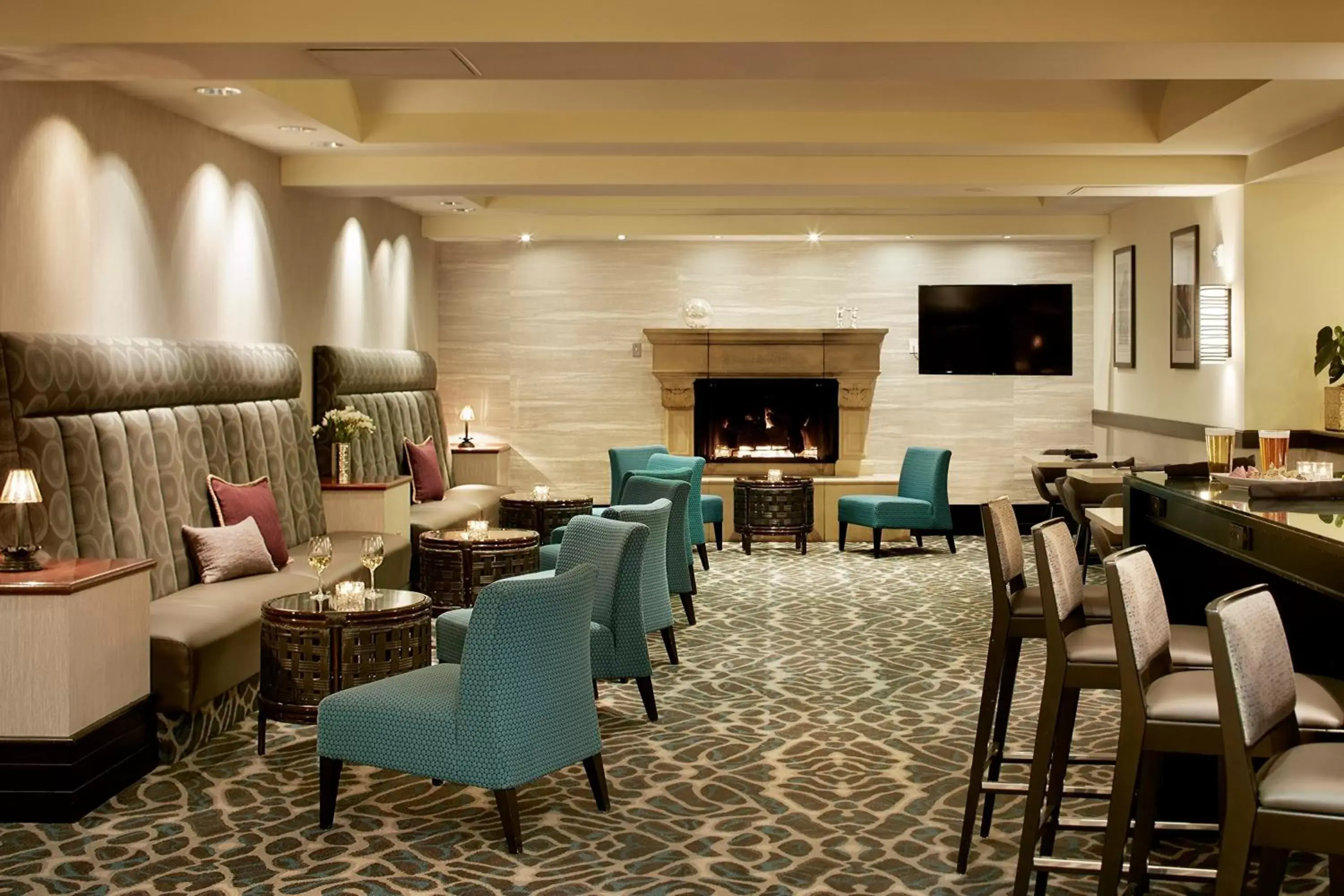 Lounge or bar in Crowne Plaza Cabana Hotel, an IHG Hotel