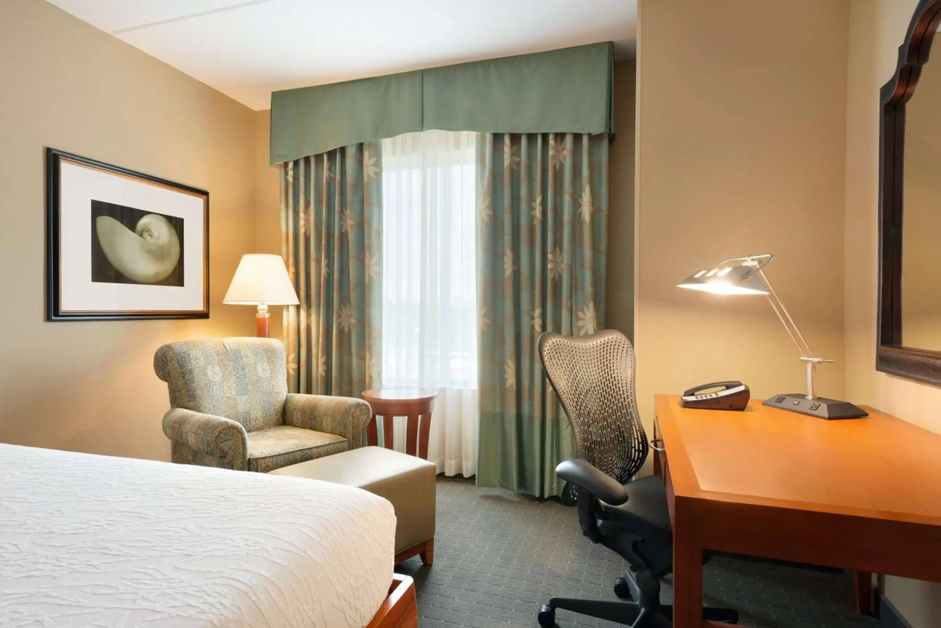 Bed, Seating Area in Hilton Garden Inn Palm Coast Town Center