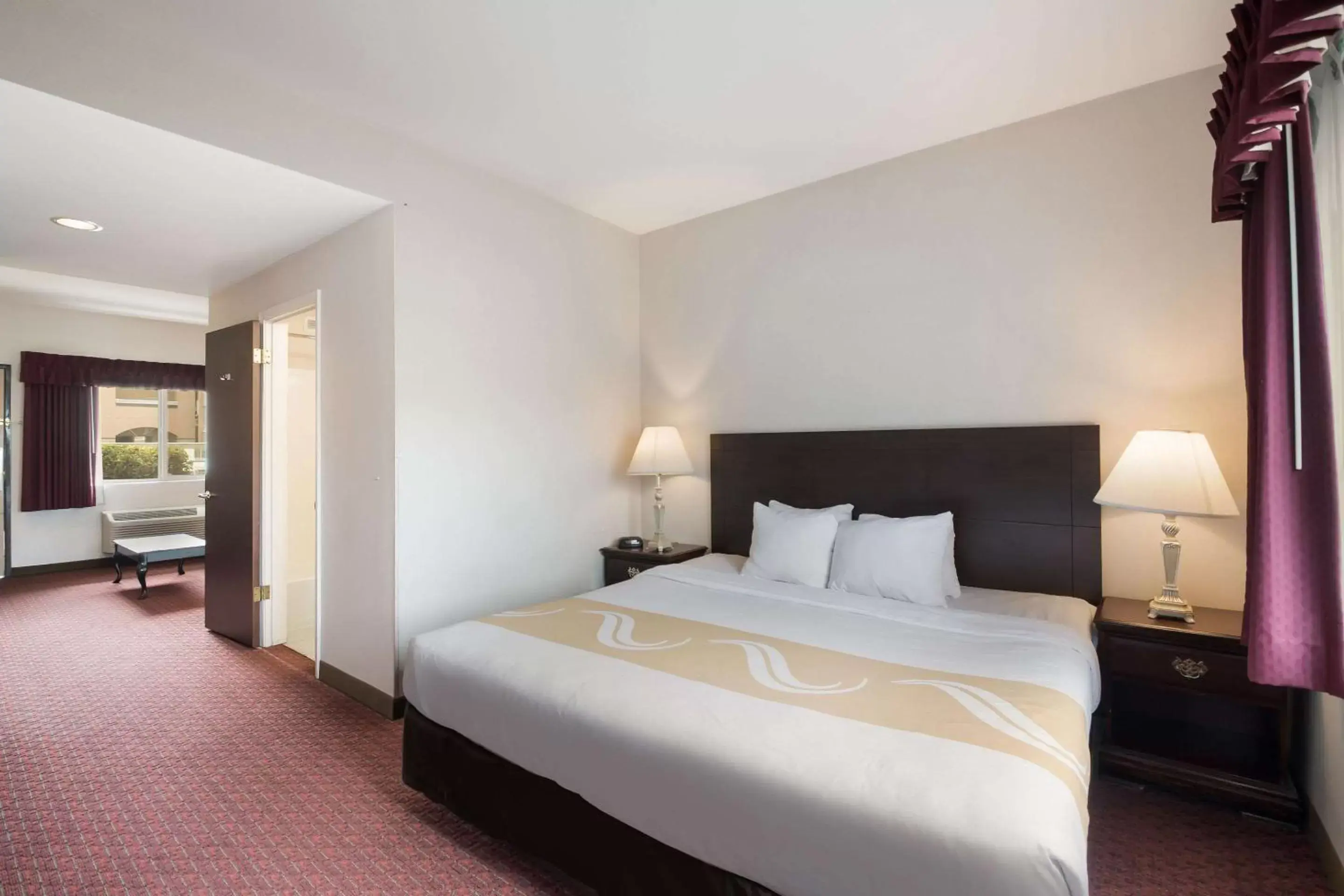 Bed in Quality Inn Grand Suites Bellingham
