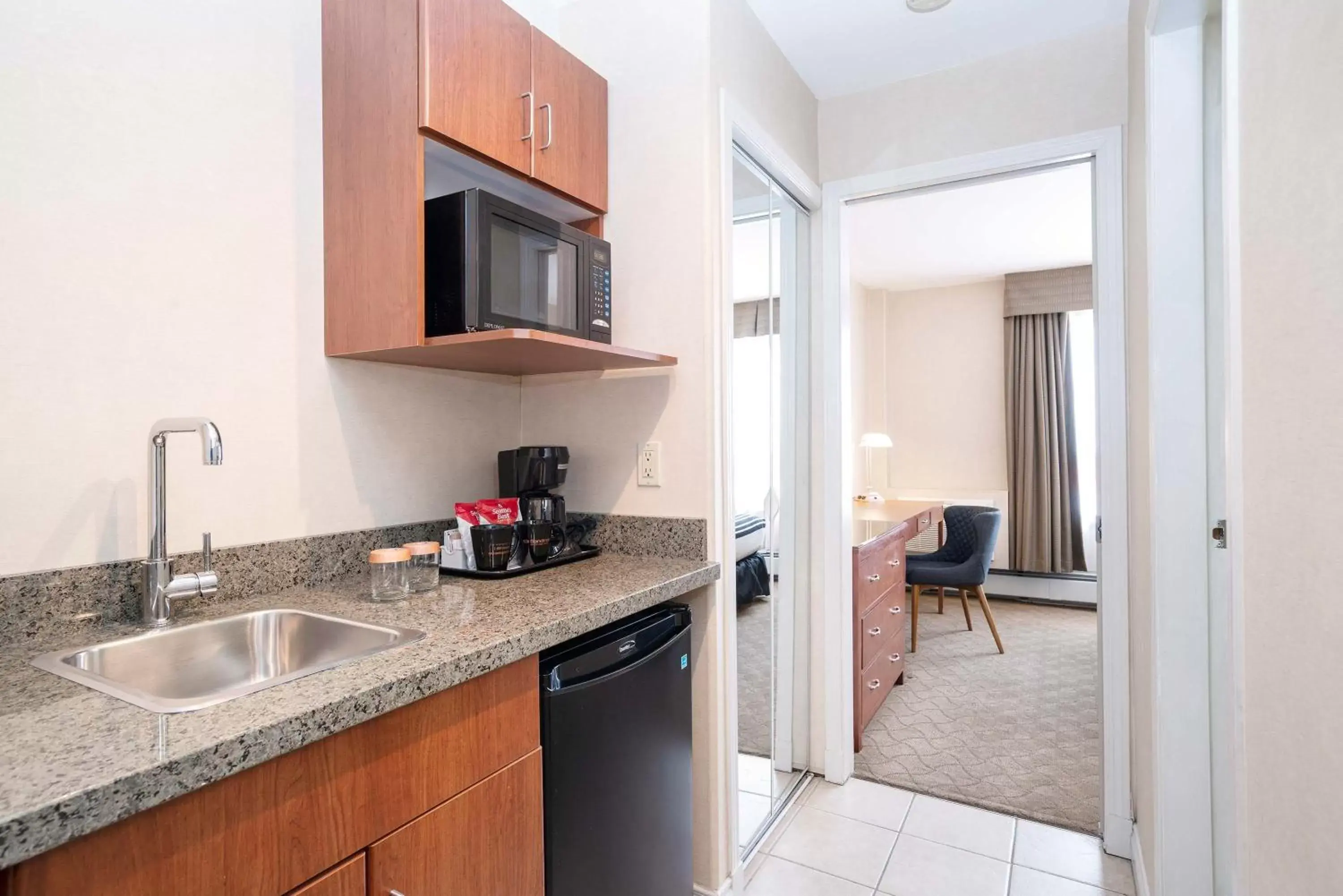 Photo of the whole room, Kitchen/Kitchenette in Sandman Hotel & Suites Calgary West
