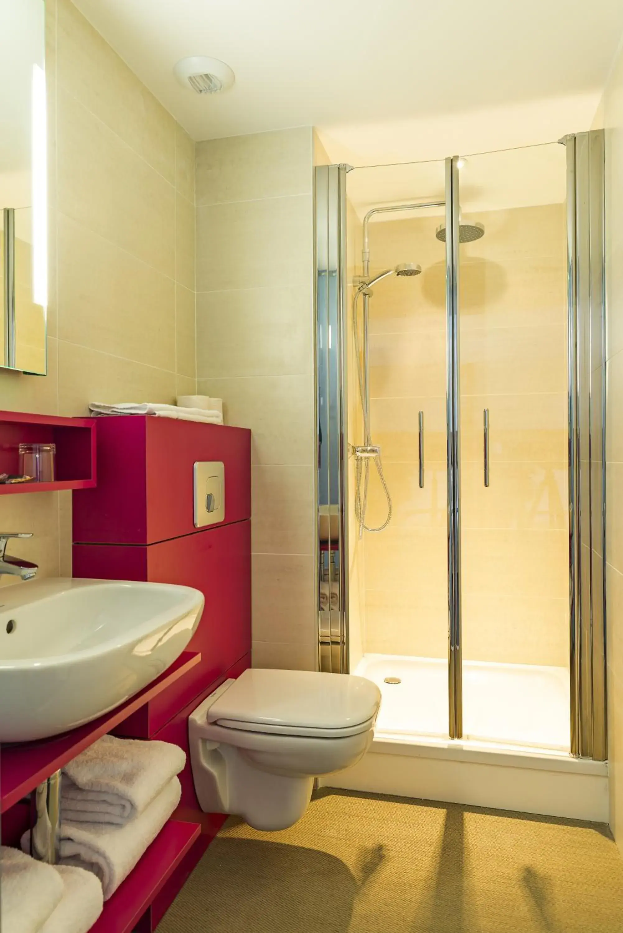 Shower, Bathroom in Hôtel Le Père Léon