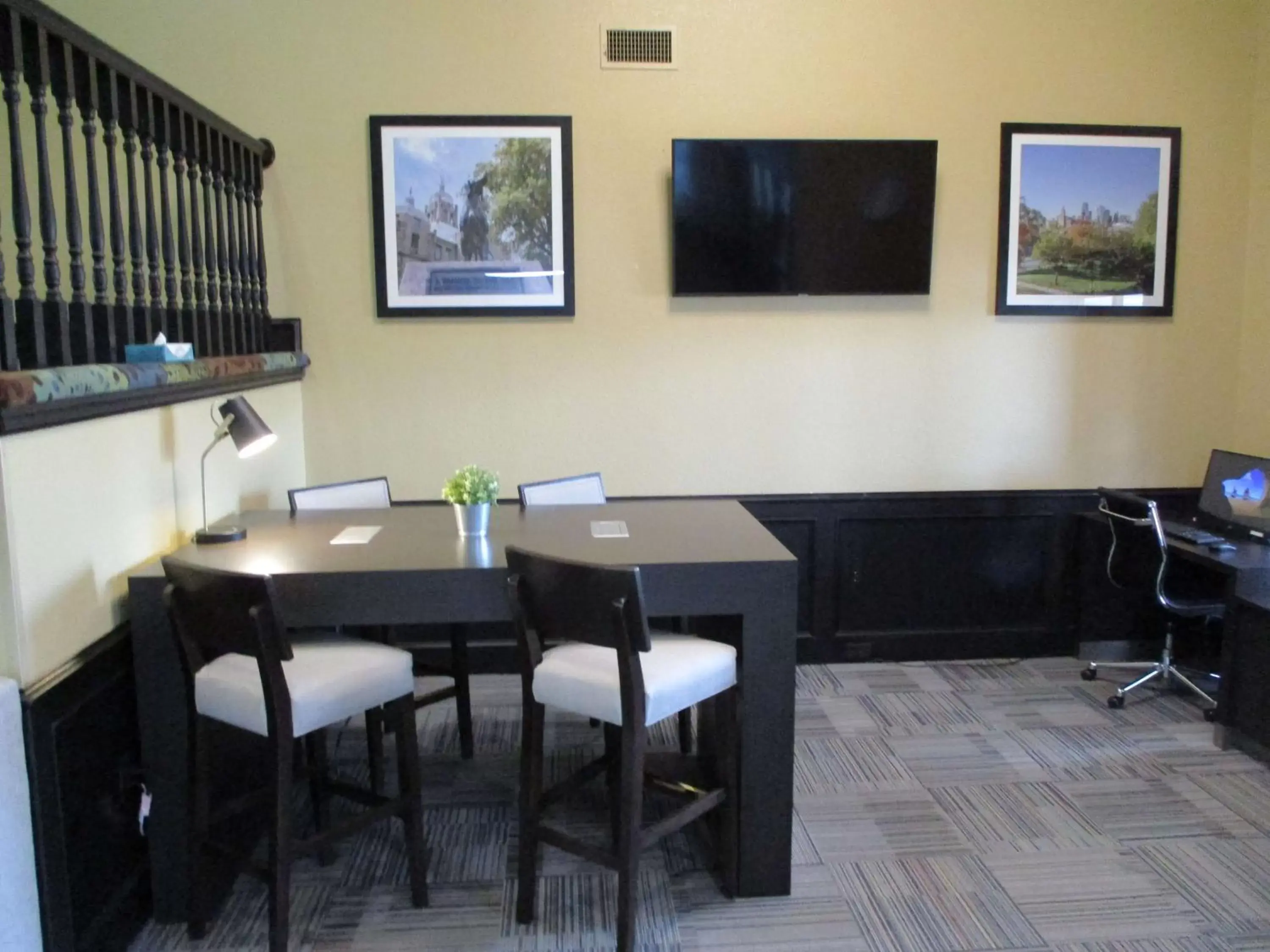 Lobby or reception, Dining Area in Best Western Warrensburg Inn