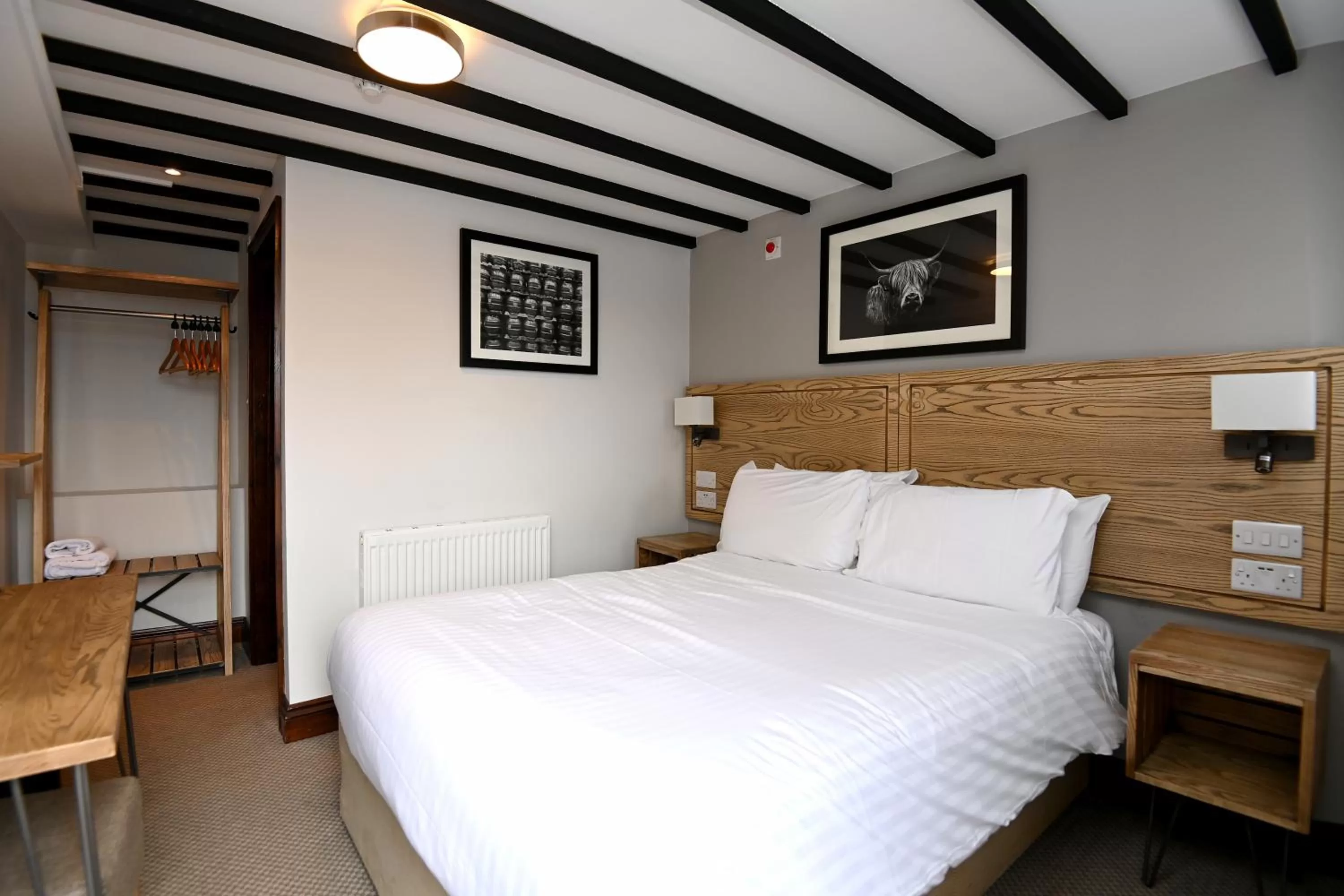 Bedroom, Bed in Swan, Thatcham by Marston's Inns