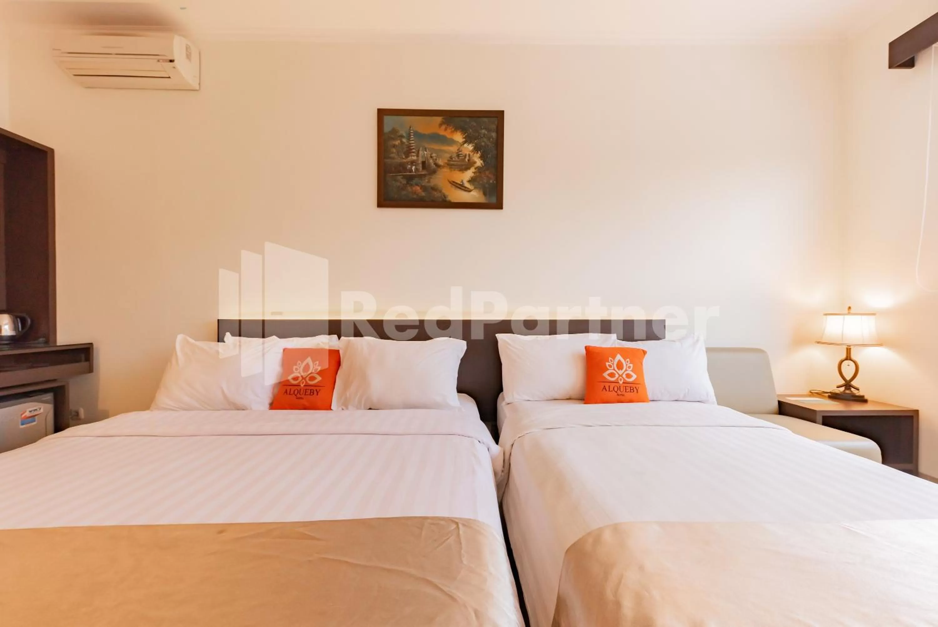 Bedroom, Bed in Alqueby Hotel near Kiara Artha Park & Trans Studio Mall Mitra RedDoorz