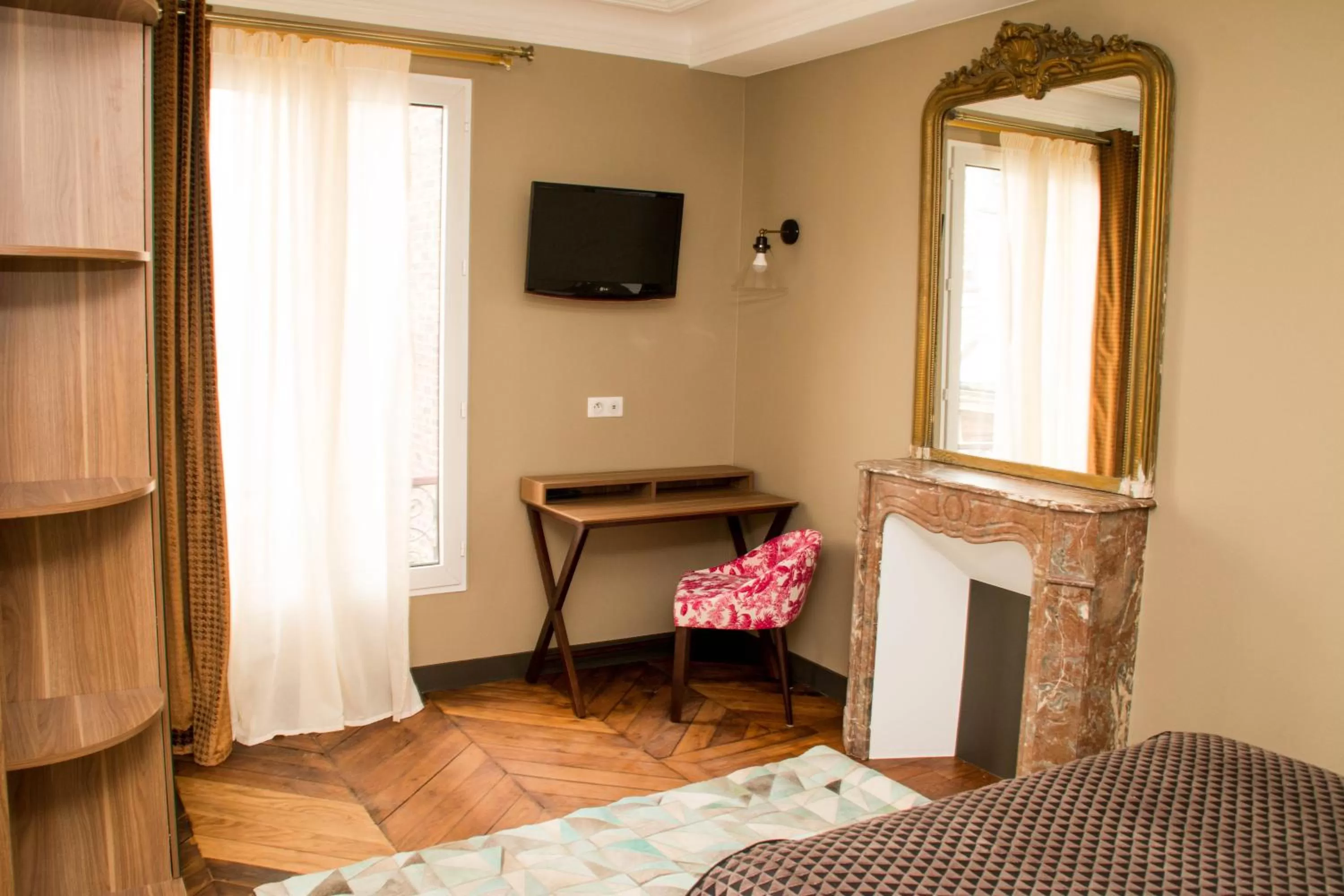 TV and multimedia, Bed in Excelsior Batignolles