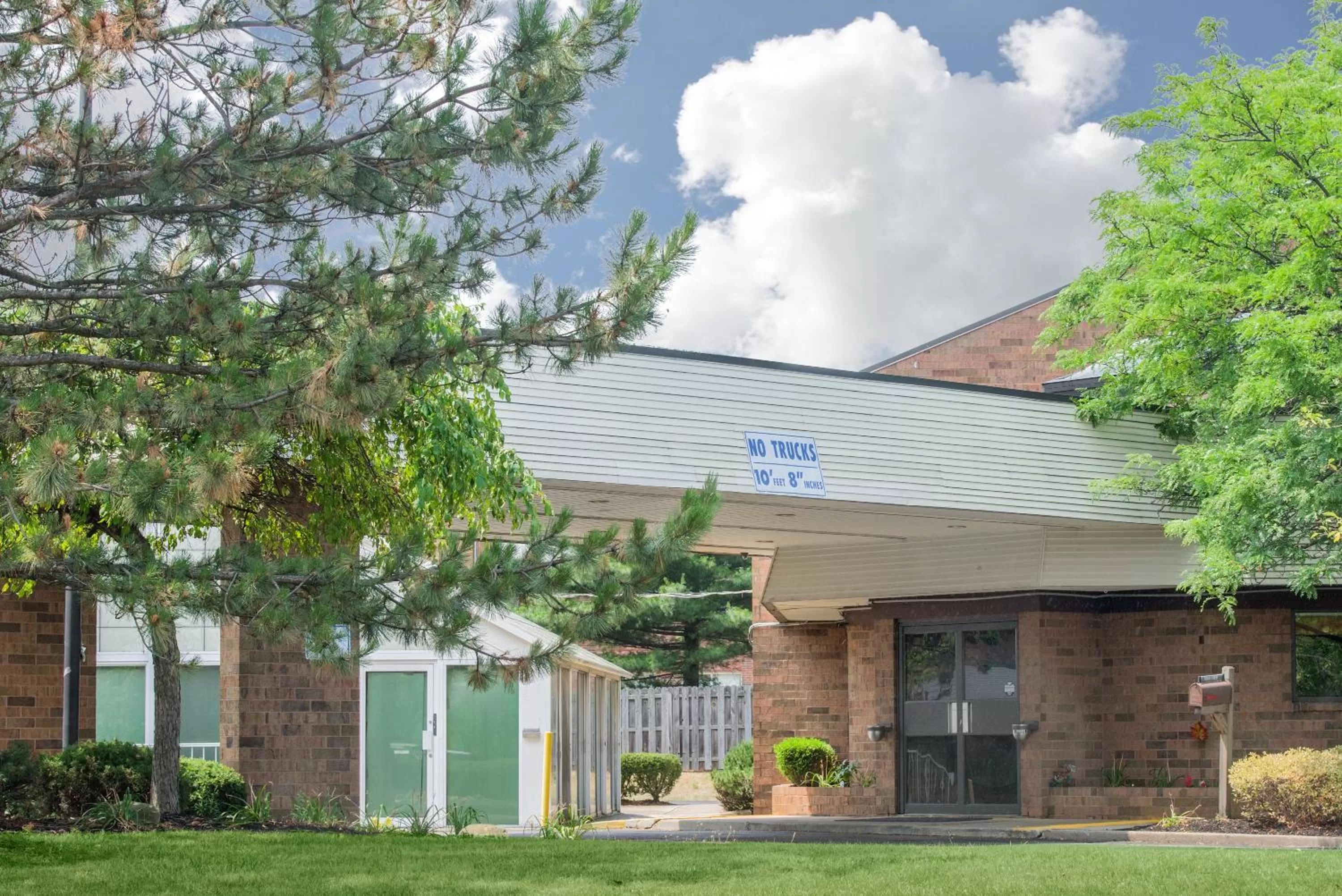 Property building in Skylight Inn Willoughby - Cleveland Mentor