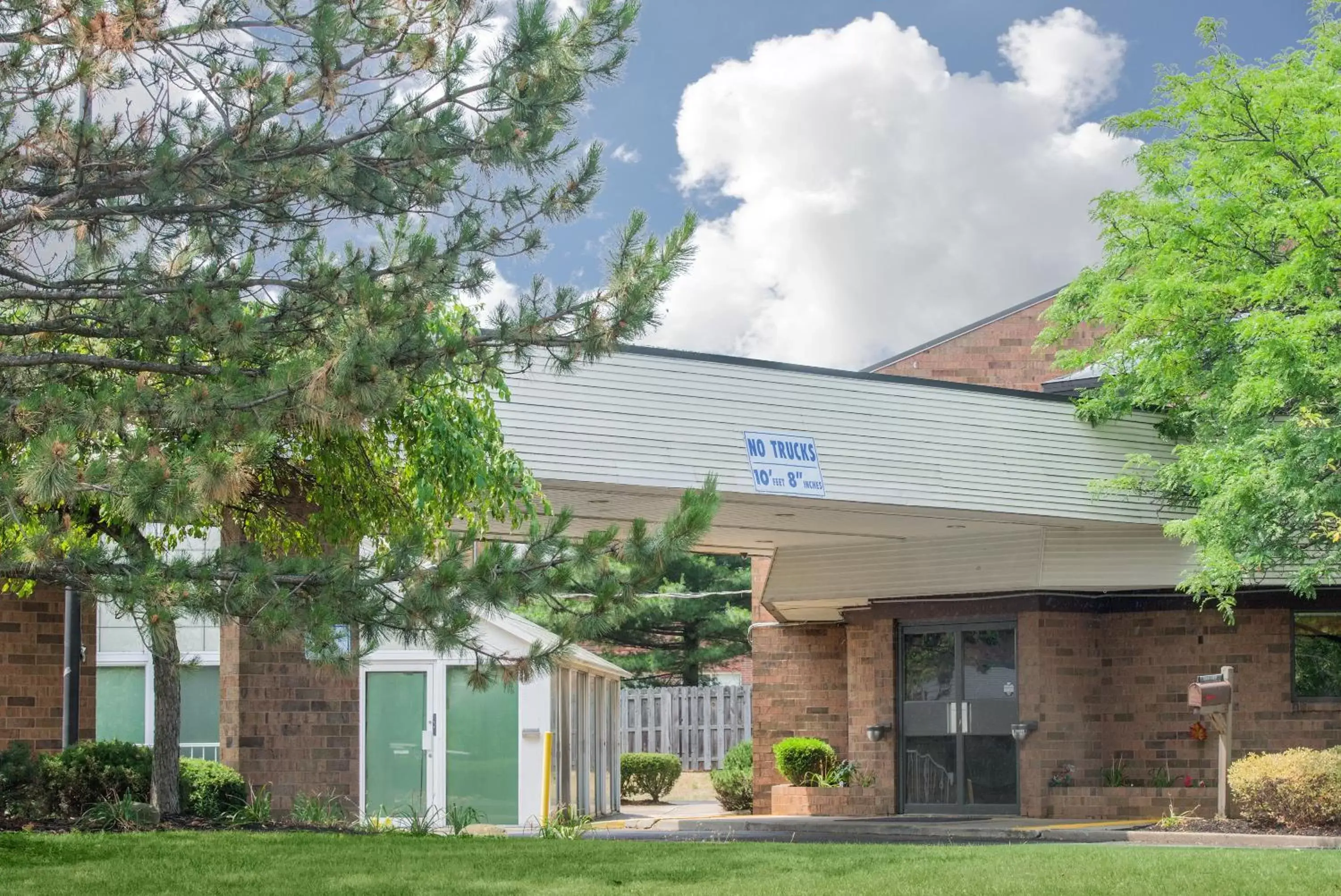 Property building in Skylight Inn Willoughby - Cleveland Mentor Property building in Skylight Inn Willoughby - Cleveland Mentor