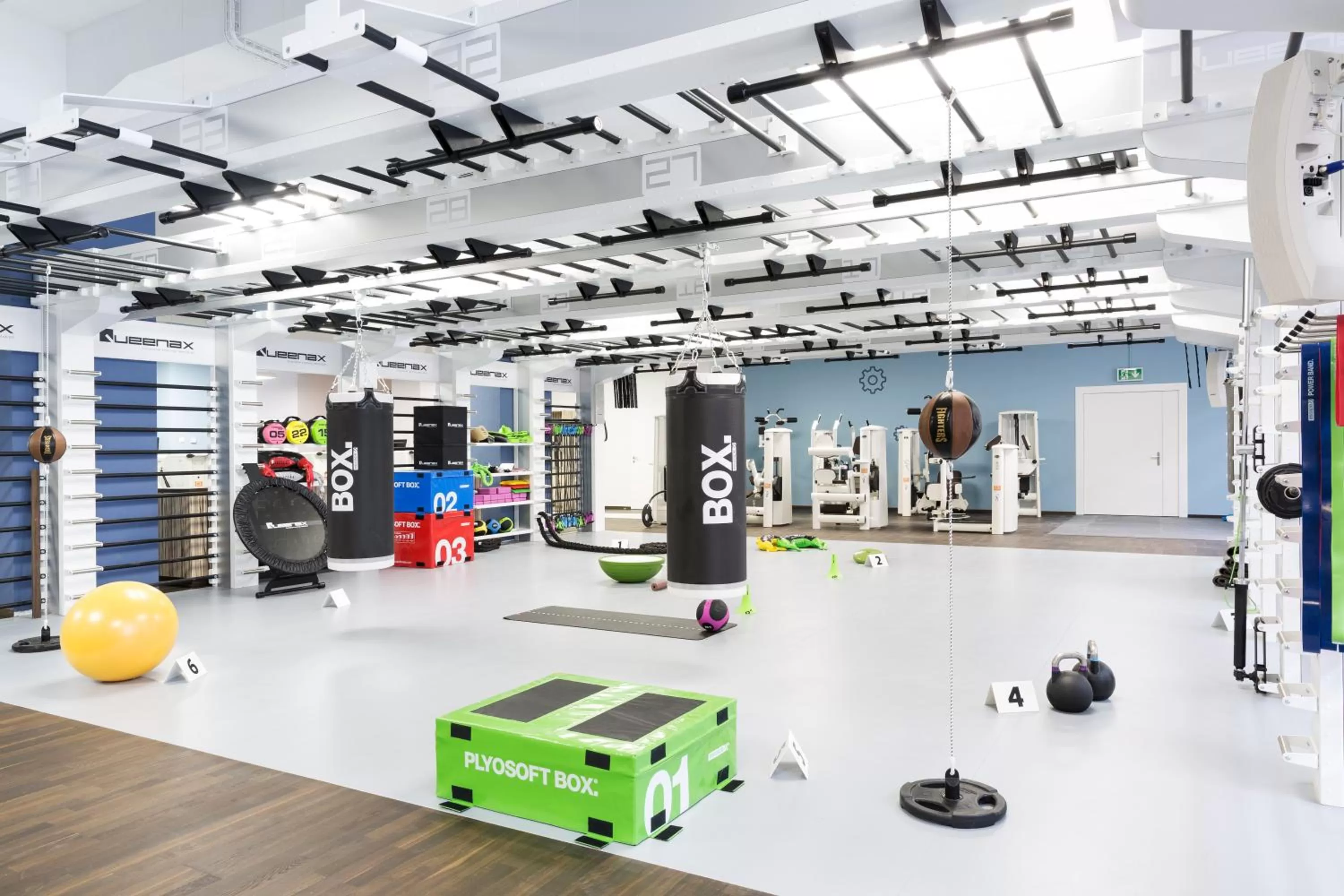 People in GLANDON Rooms Elite