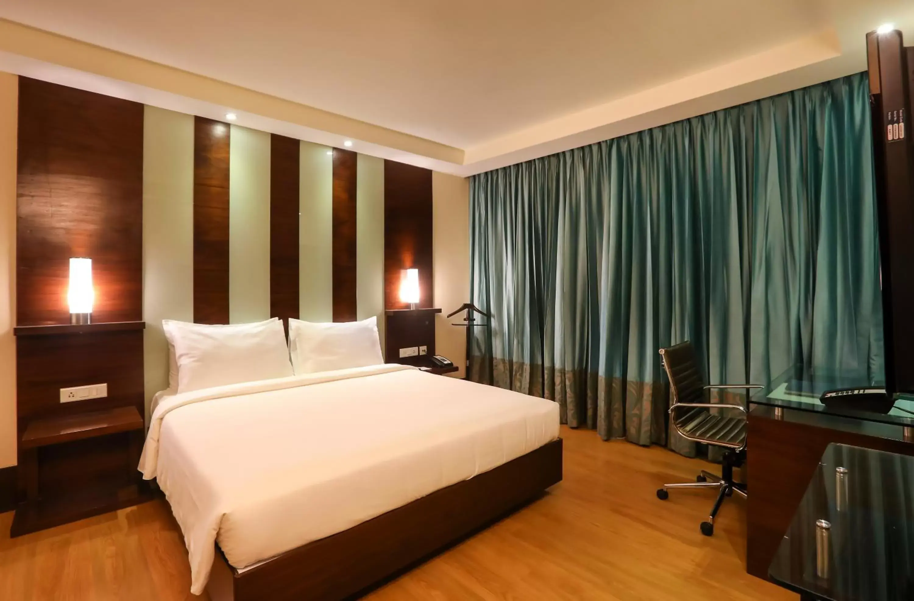 Bedroom, Bed in Radisson Blu Hotel Chennai City Centre