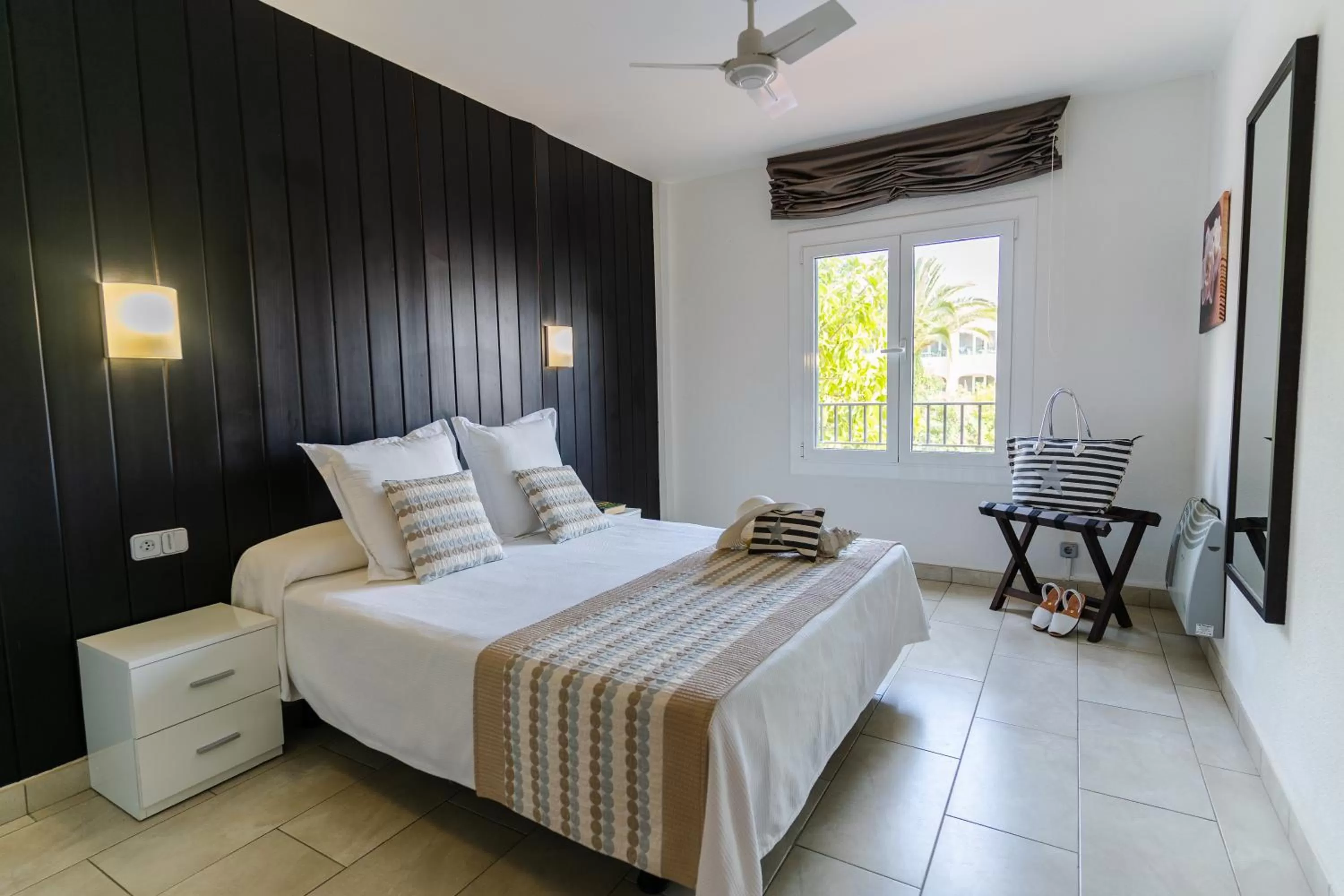 Bedroom, Bed in Apartamentos Royal Life