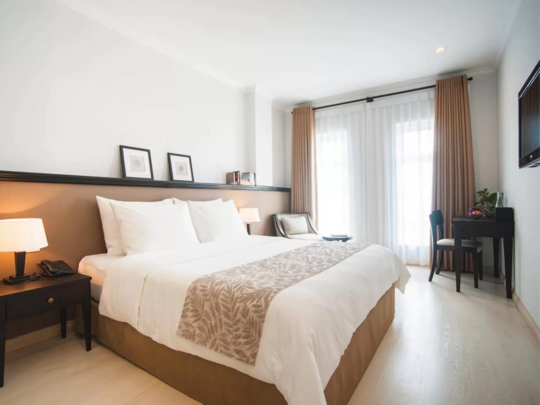 Photo of the whole room in The Alcove Library Hotel