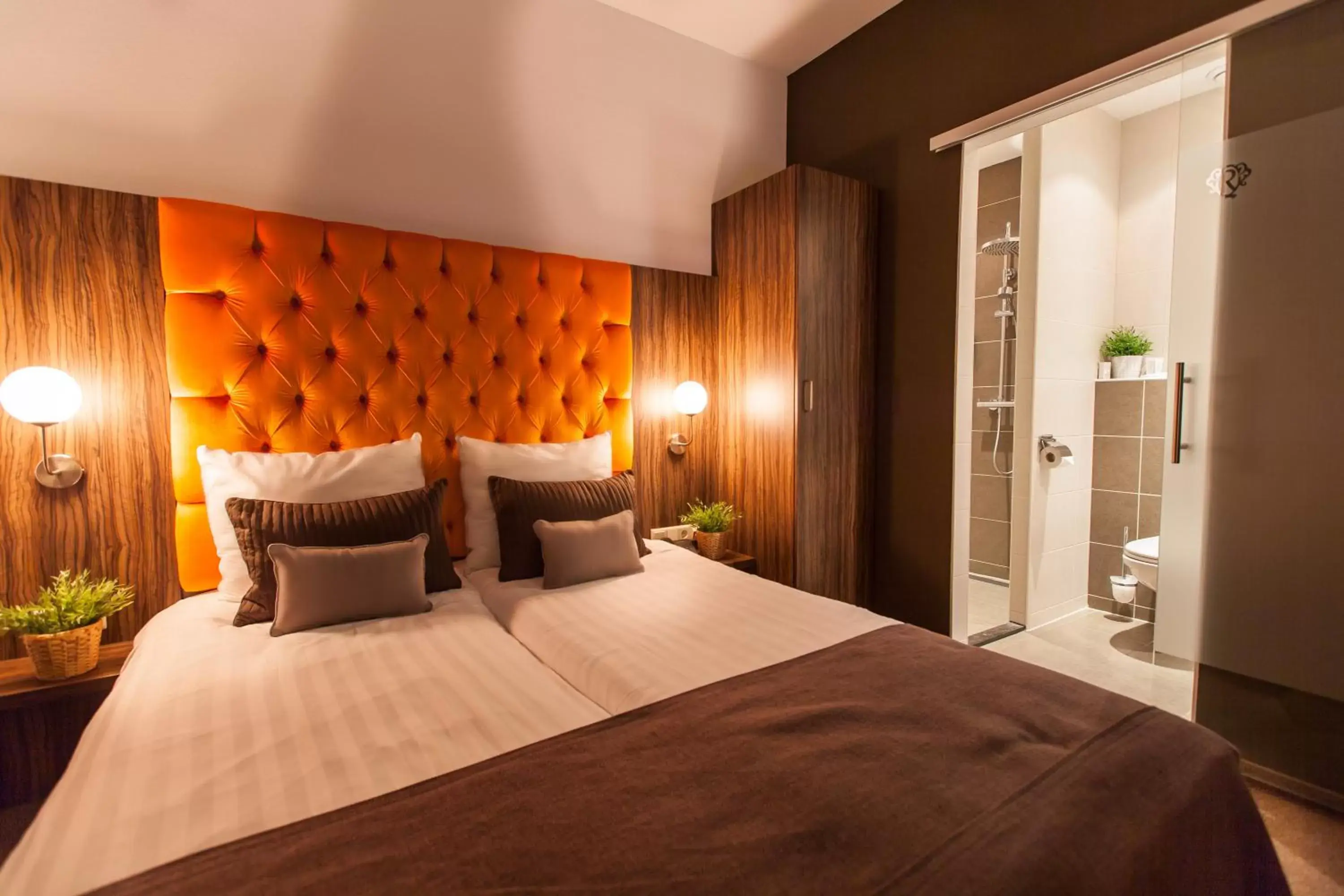 Bedroom, Bed in Hotel La Reine