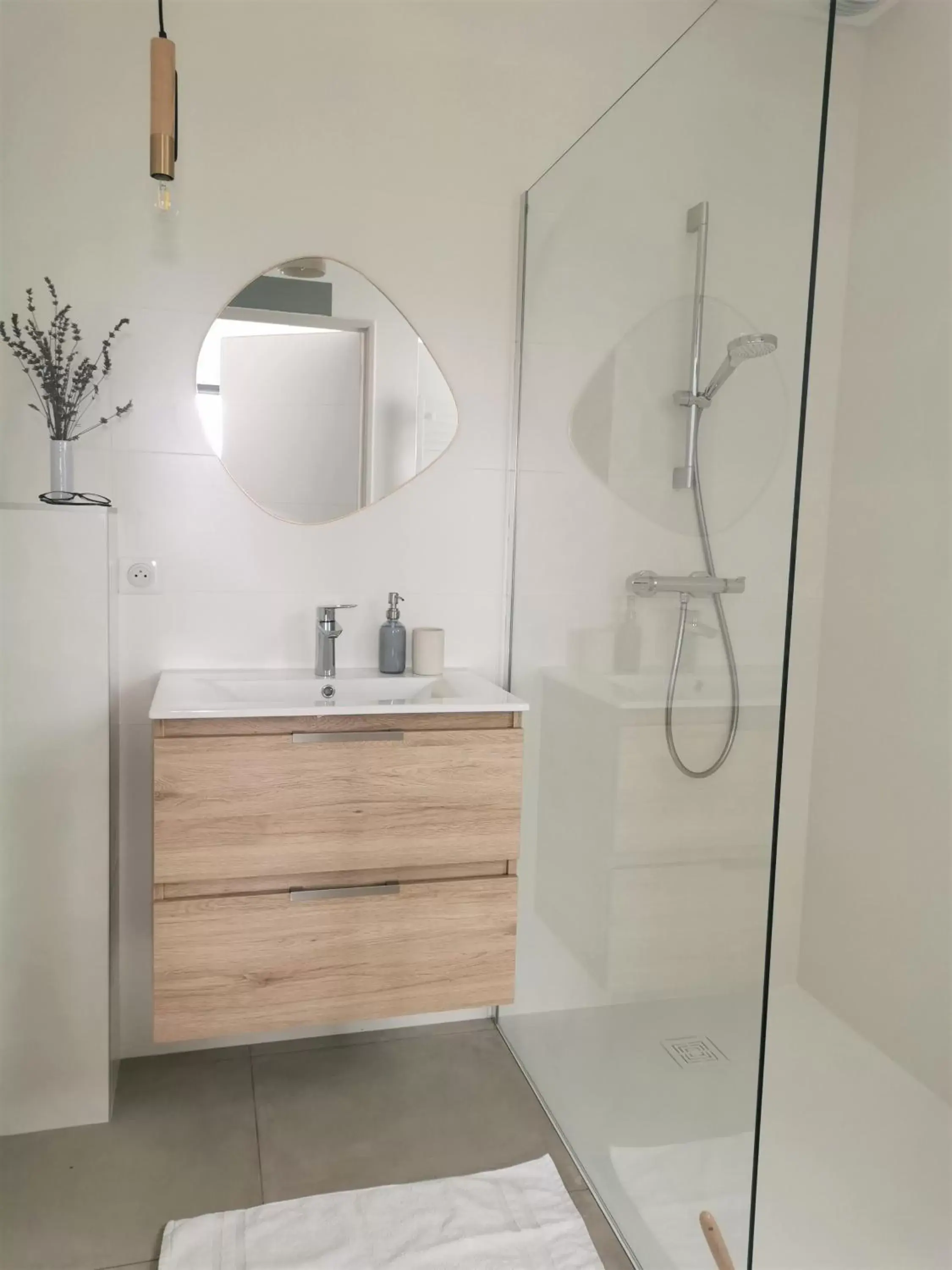 Shower, Bathroom in Au Jardin des Deux Roches