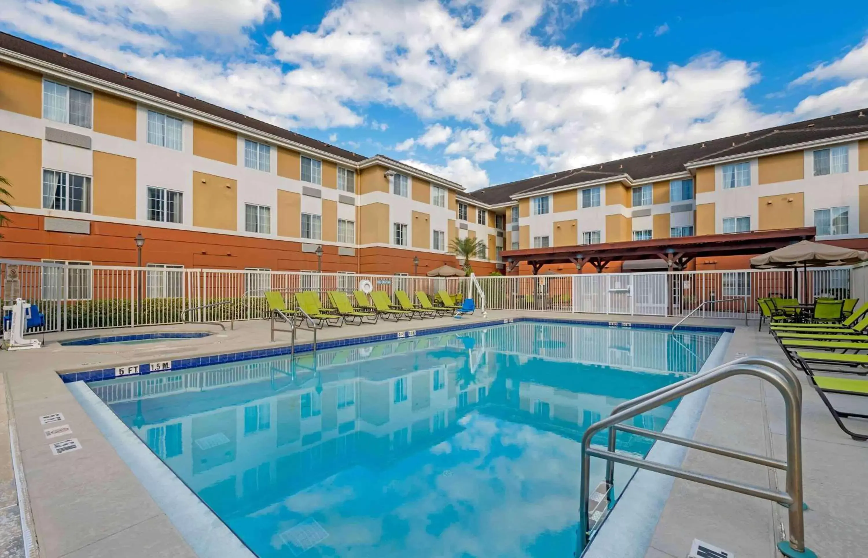 Pool view, Swimming Pool in Extended Stay America Suites - Orlando - Convention Center - Universal Blvd
