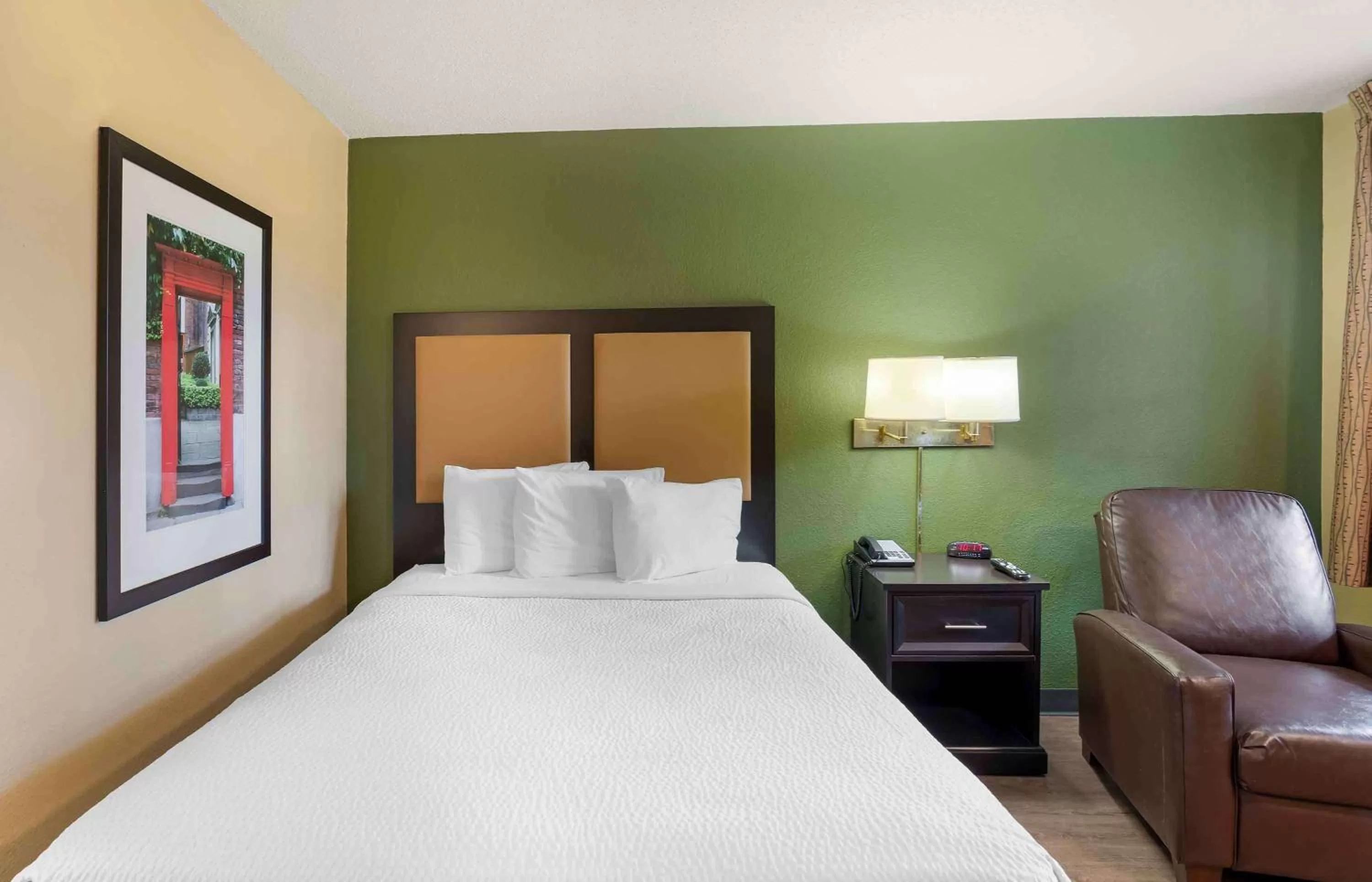 Bedroom, Bed in Extended Stay America Select Suites - Newport News - Oyster Point