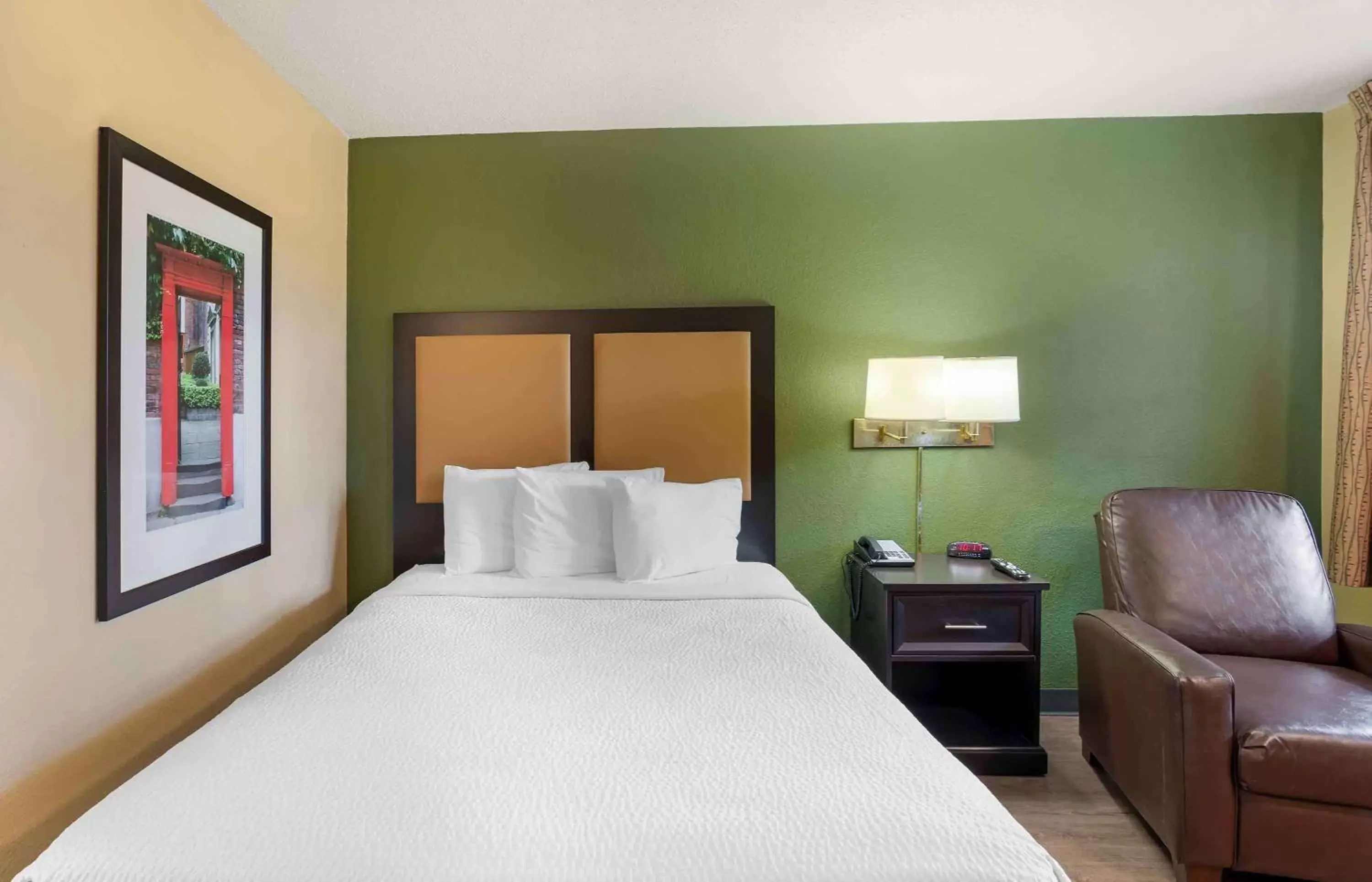 Bedroom, Bed in Extended Stay America Suites - Newport News - Oyster Point