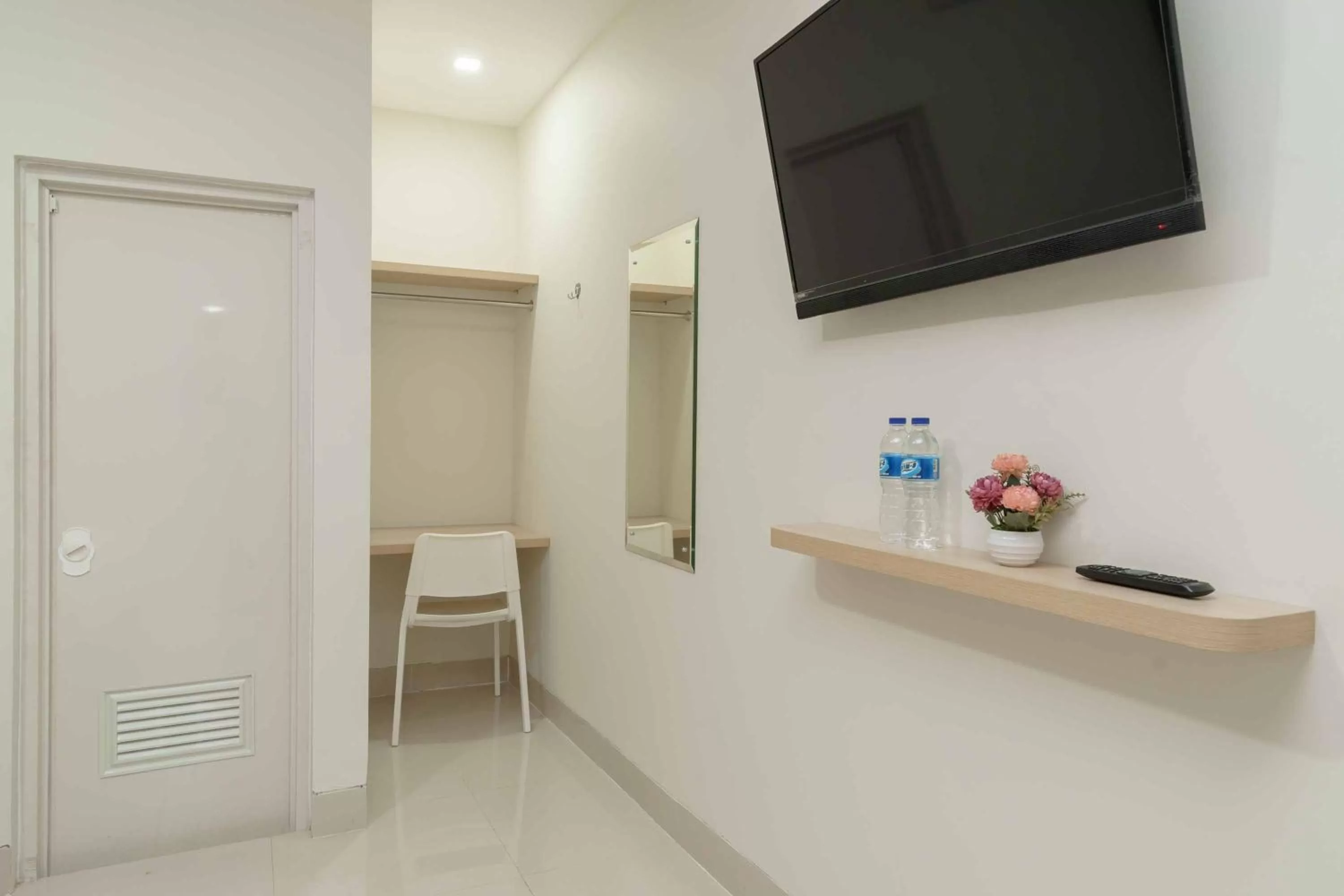 RedDoorz Plus near Eka Hospital BSD 5