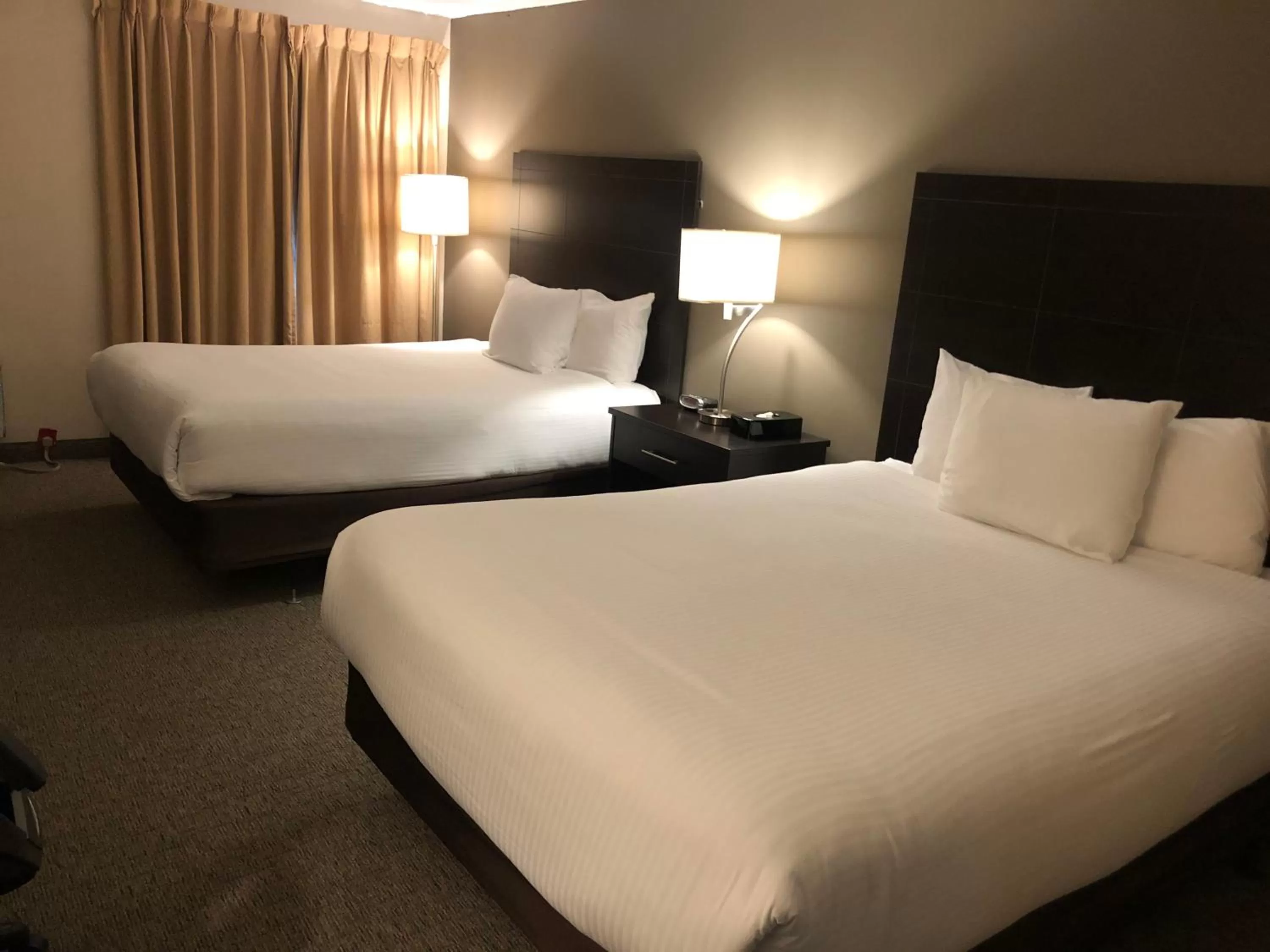 Photo of the whole room, Bed in Ramada by Wyndham Lindsay