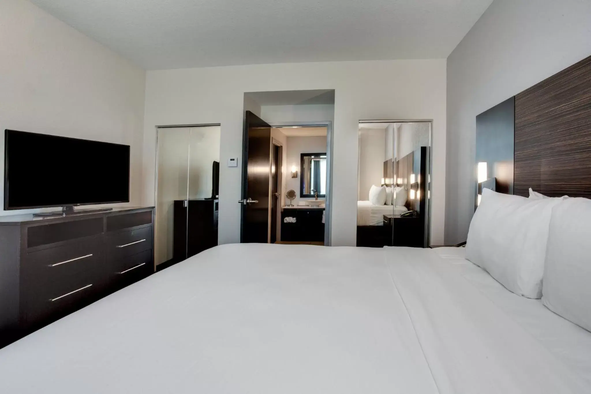 Photo of the whole room, Bed in Crowne Plaza Hotel & Resorts Fort Lauderdale Airport/ Cruise, an IHG Hotel