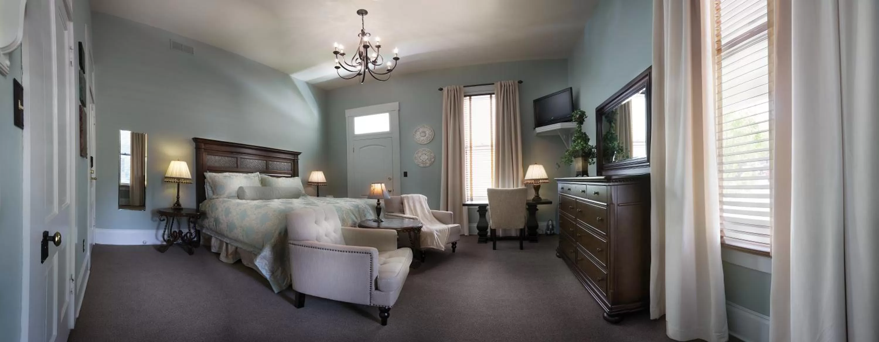 Photo of the whole room, Bed in Grant Street Inn - Bloomington