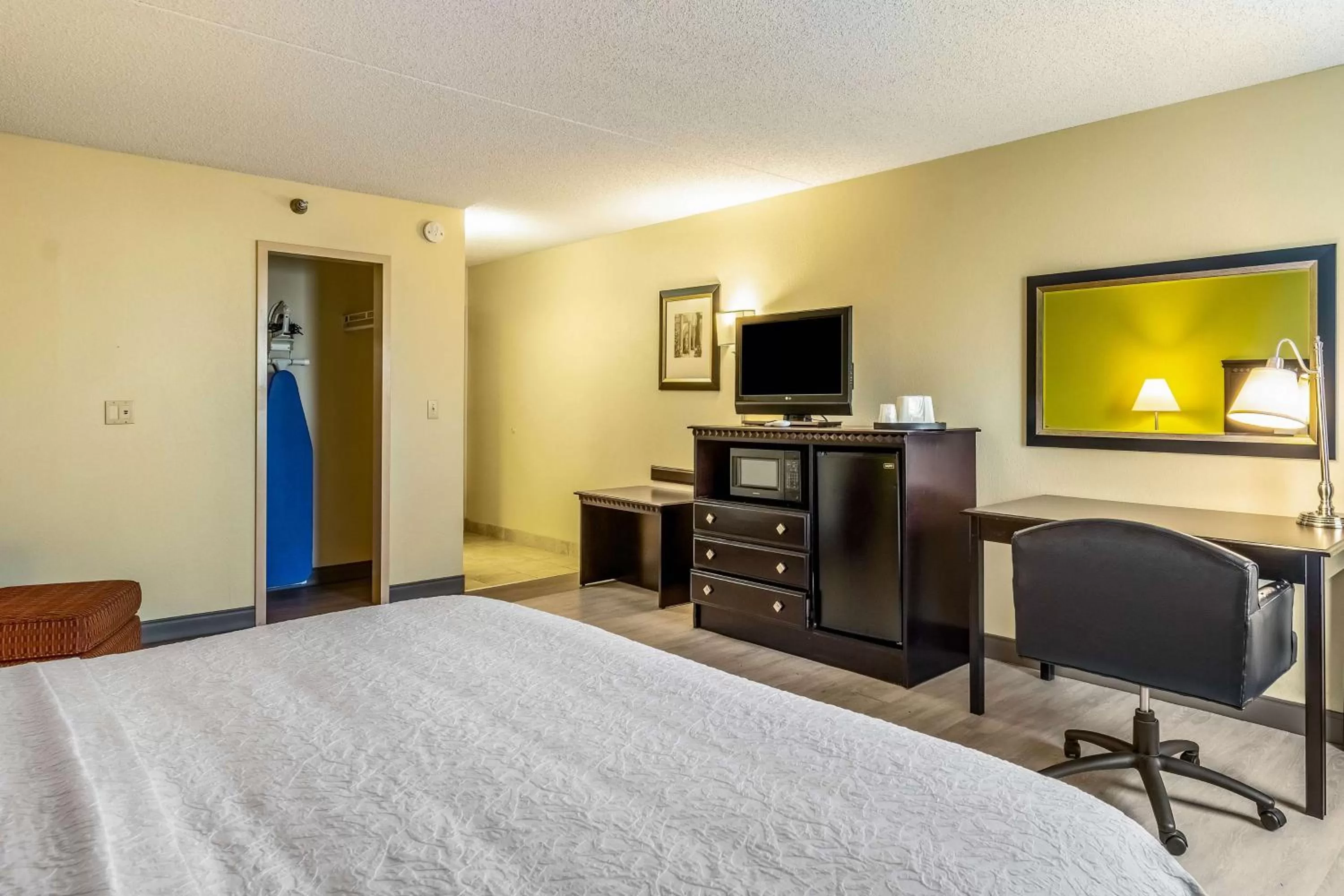 TV and multimedia, Bed in Motel 6-Conway, AR