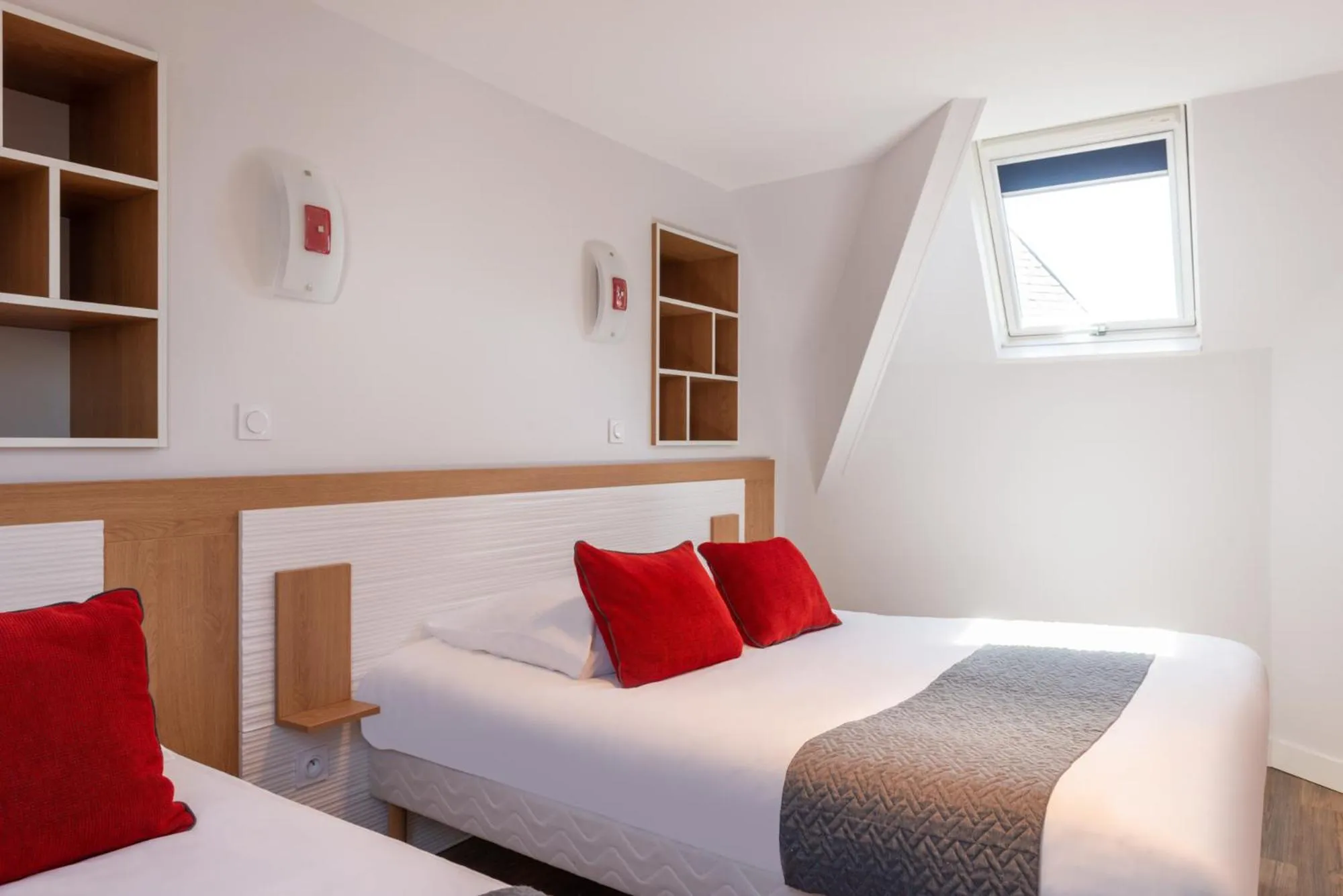 Bedroom, Bed in Hôtel de Perros, The Originals Boutique