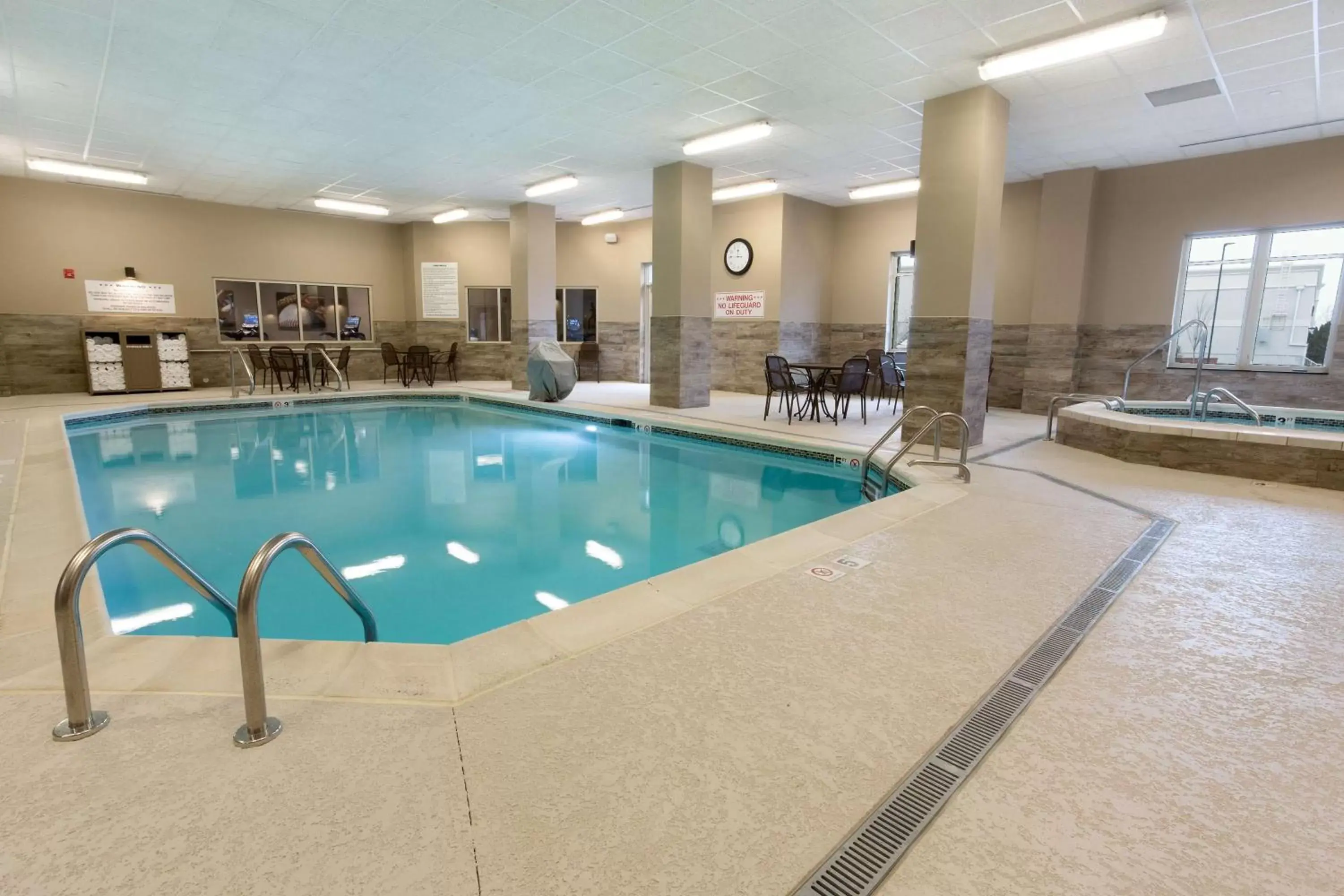 Activities, Swimming Pool in Drury Inn & Suites Louisville North