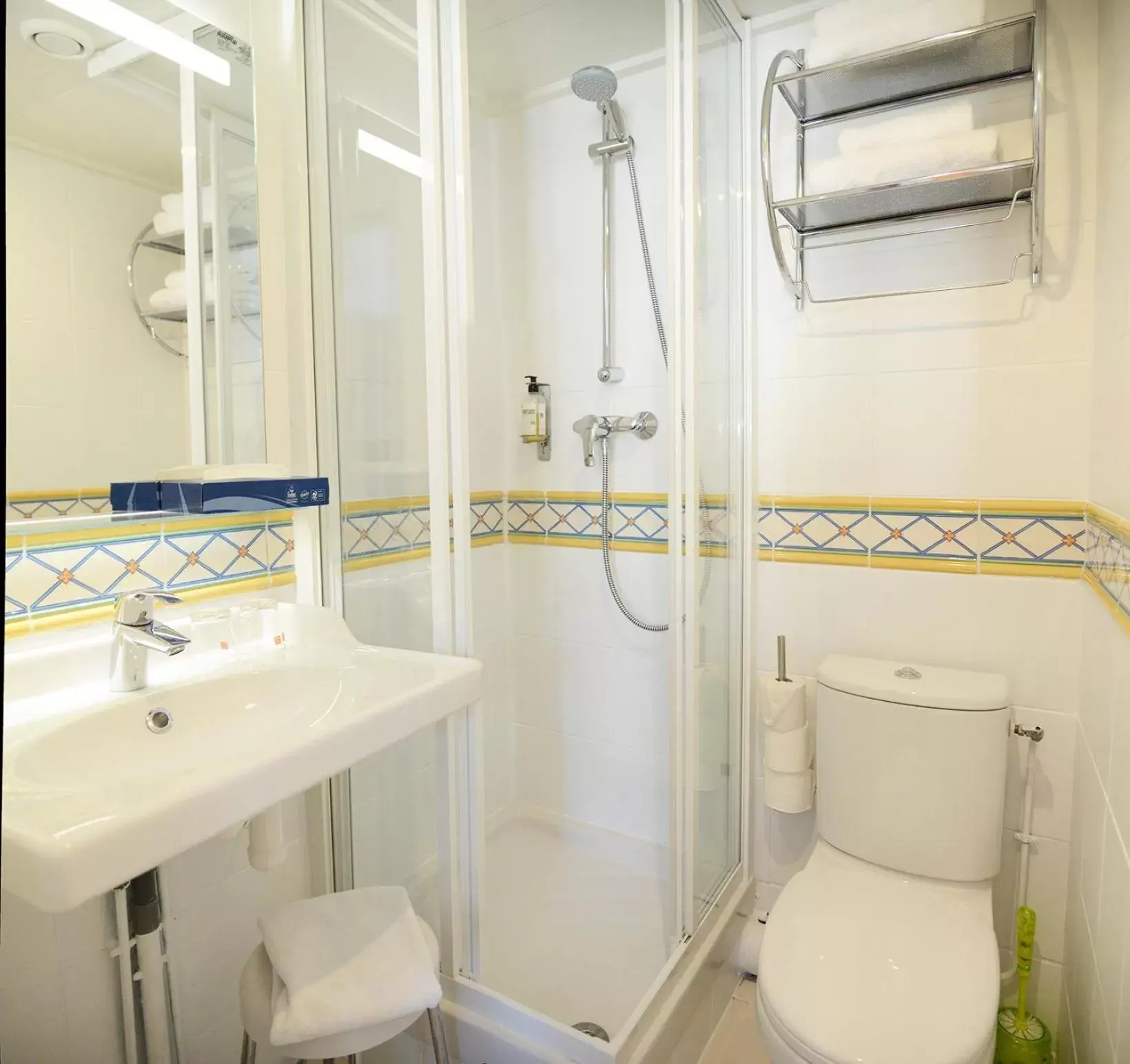 Shower, Bathroom in Hôtel Malar