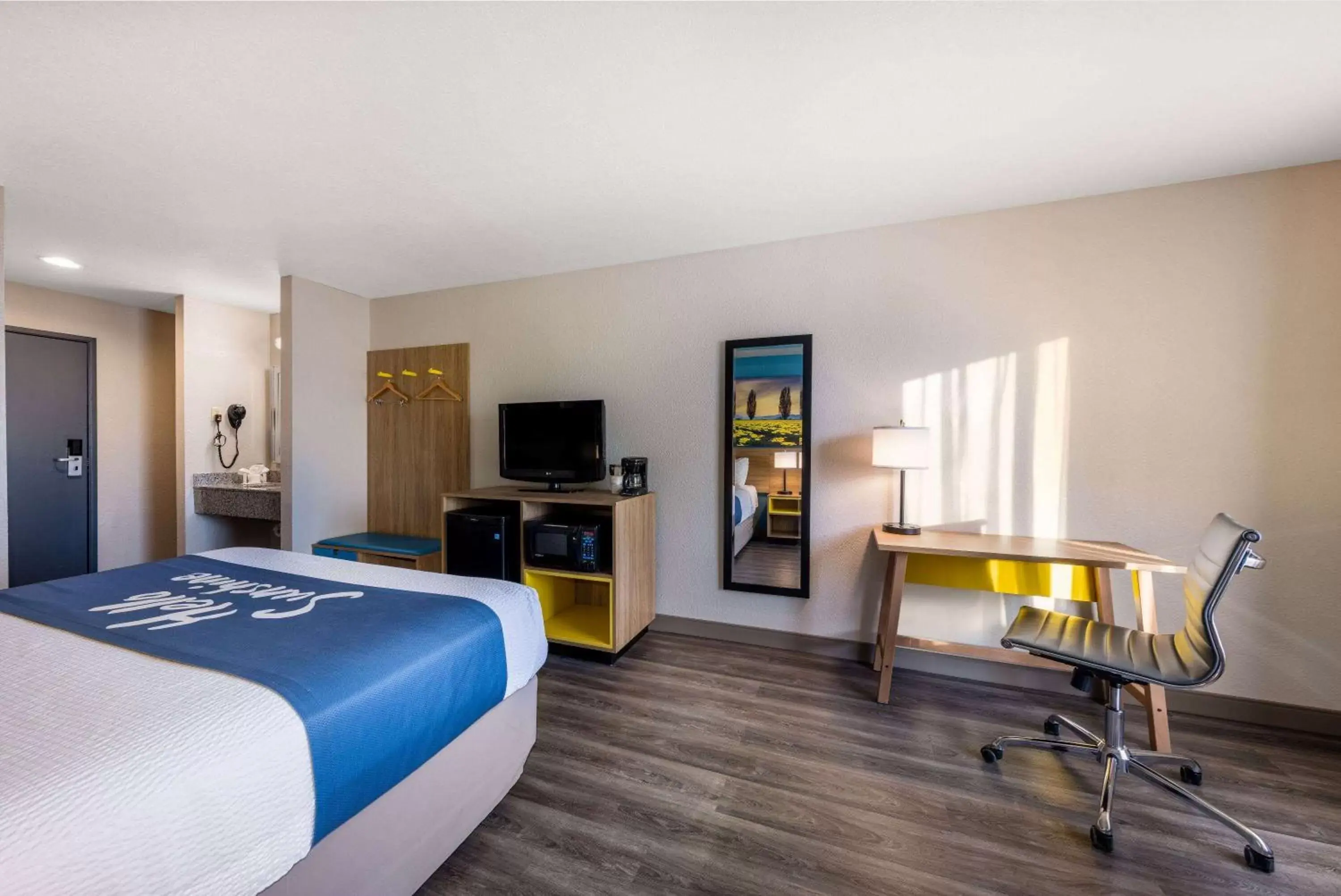 Photo of the whole room, Bed in Days Inn by Wyndham Lathrop Photo of the whole room, Bed in Days Inn by Wyndham Lathrop