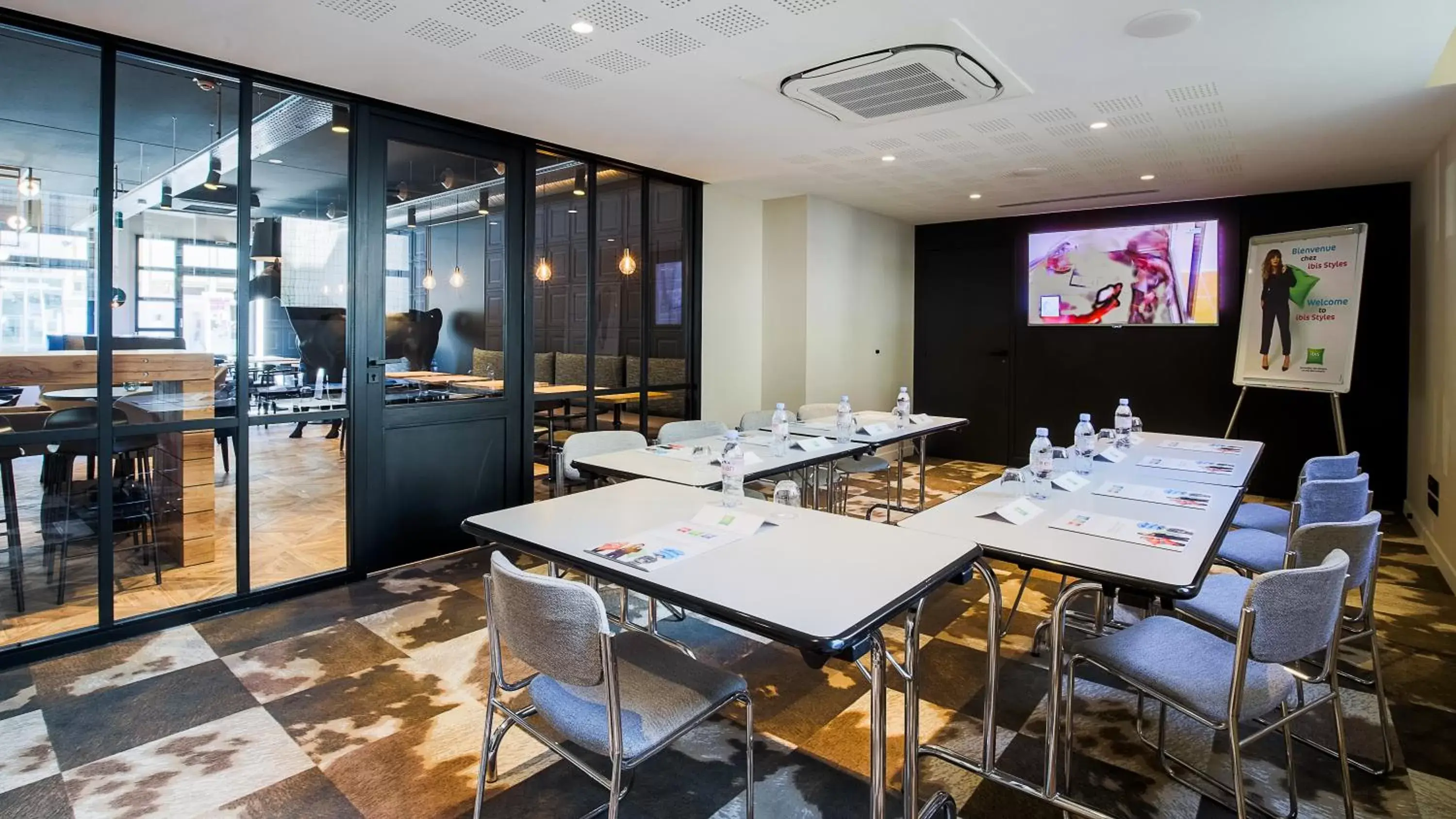 Meeting/conference room in ibis Styles Laval Centre Gare