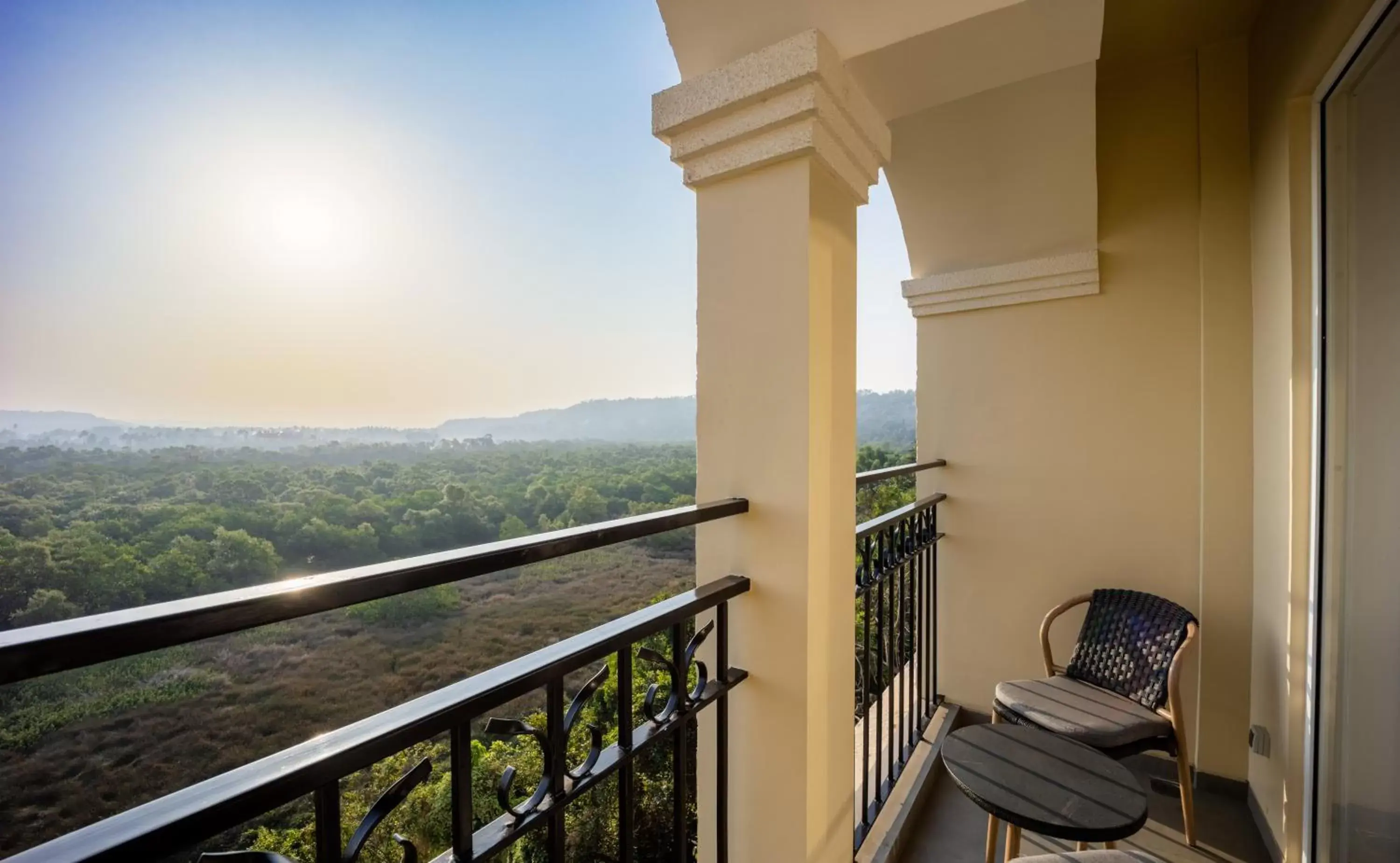 Photo of the whole room, Balcony/Terrace in Holiday Inn Goa Candolim