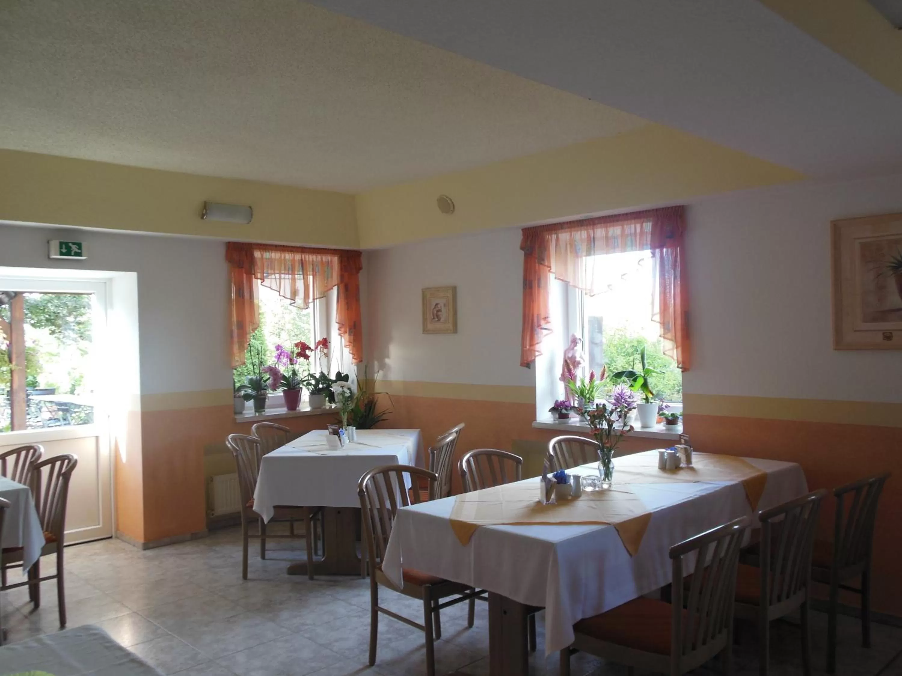 Restaurant/places to eat in Hotel Asterra