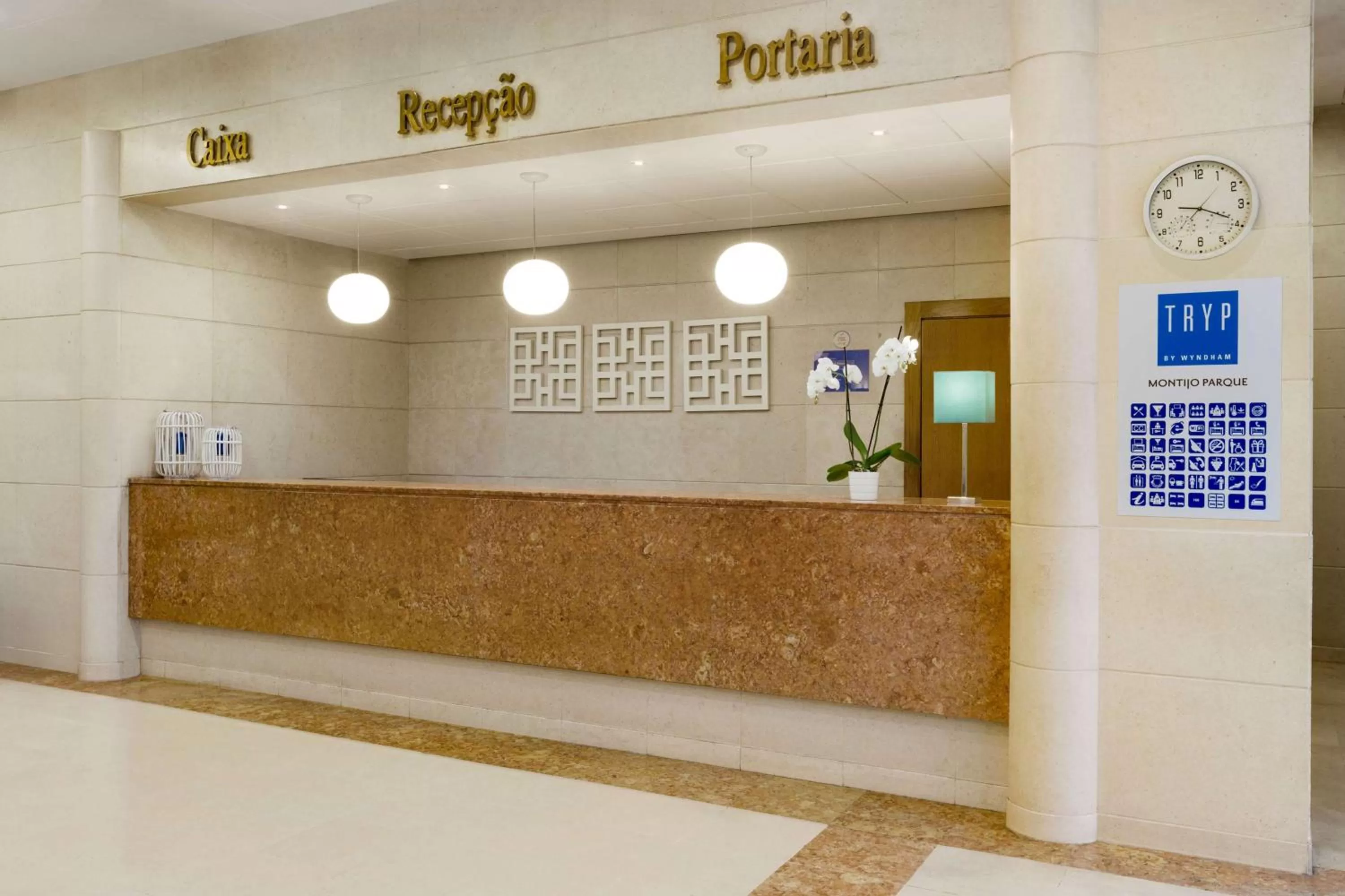 Lobby or reception in TRYP by Wyndham Montijo Parque Hotel