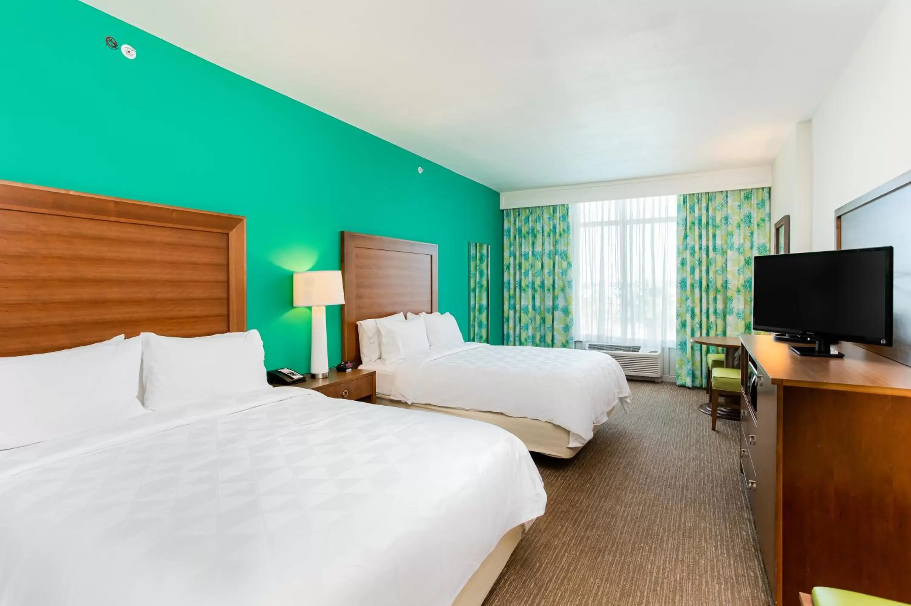 Bedroom, TV/Entertainment Center in Holiday Inn Resort Fort Walton Beach, an IHG Hotel