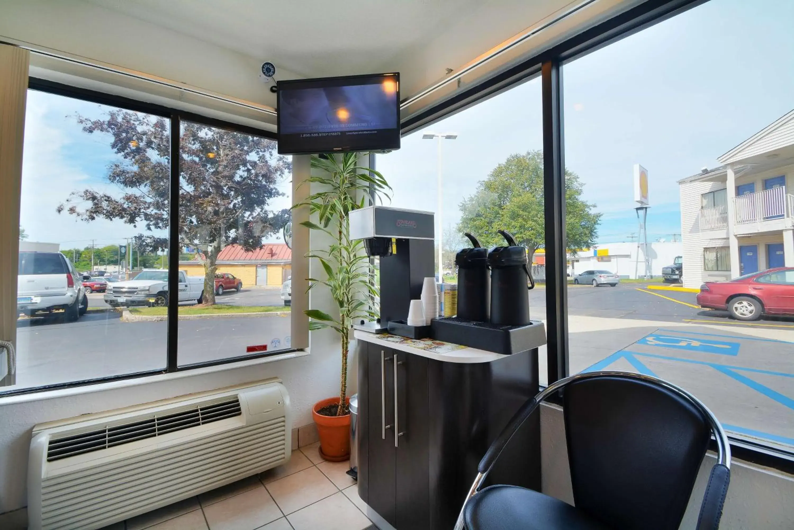 Lobby or reception in Motel 6-Southington, CT - Hartford