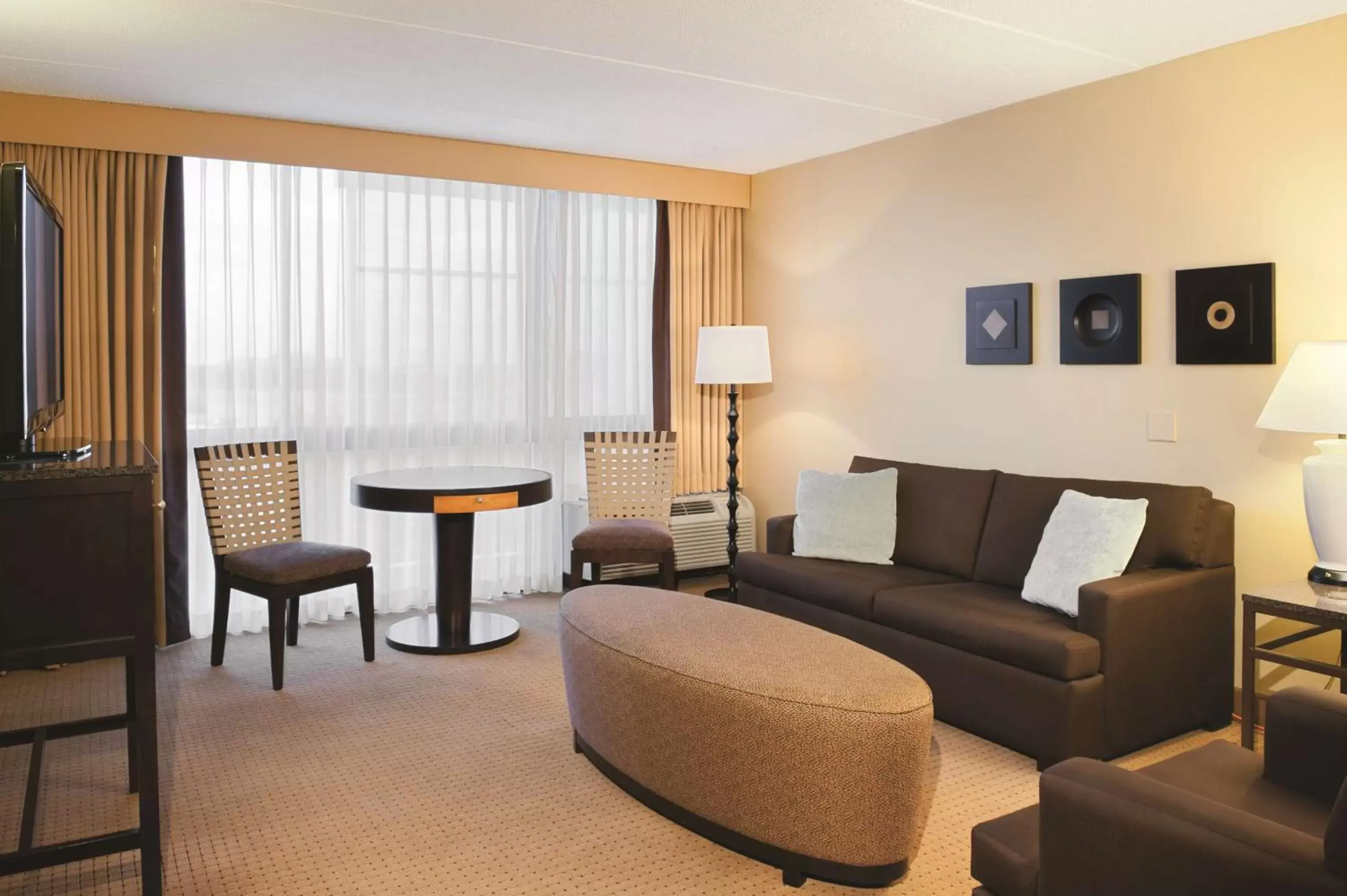 Bedroom, Seating Area in DoubleTree by Hilton Chicago - Arlington Heights