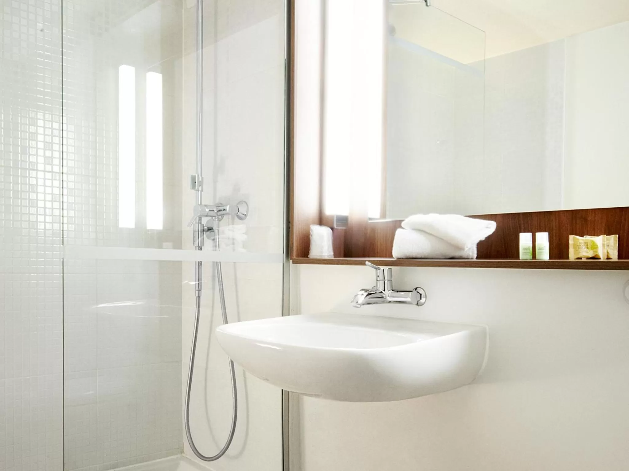 Bathroom in Campanile Poitiers - Site du Futuroscope