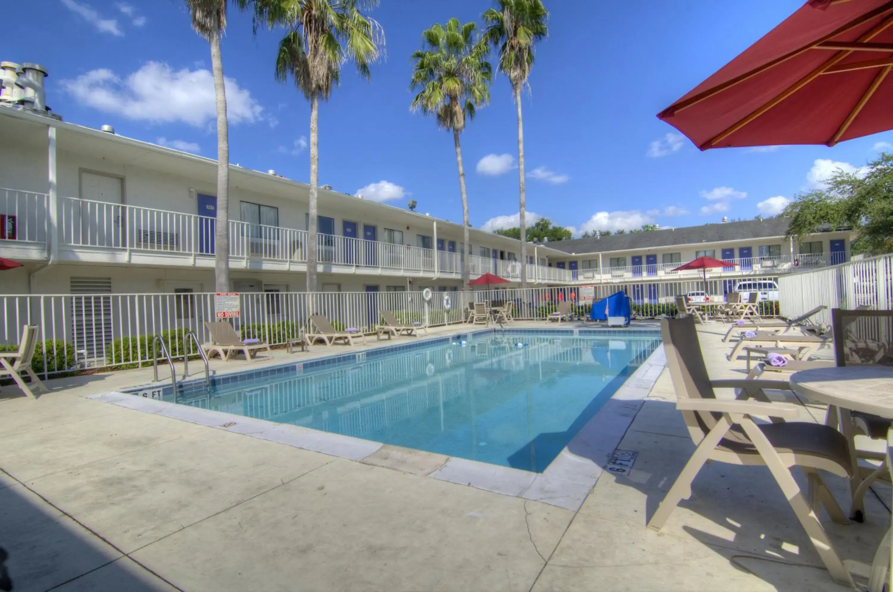 Facade/entrance, Swimming Pool in Motel 6-Orlando, FL - Winter Park