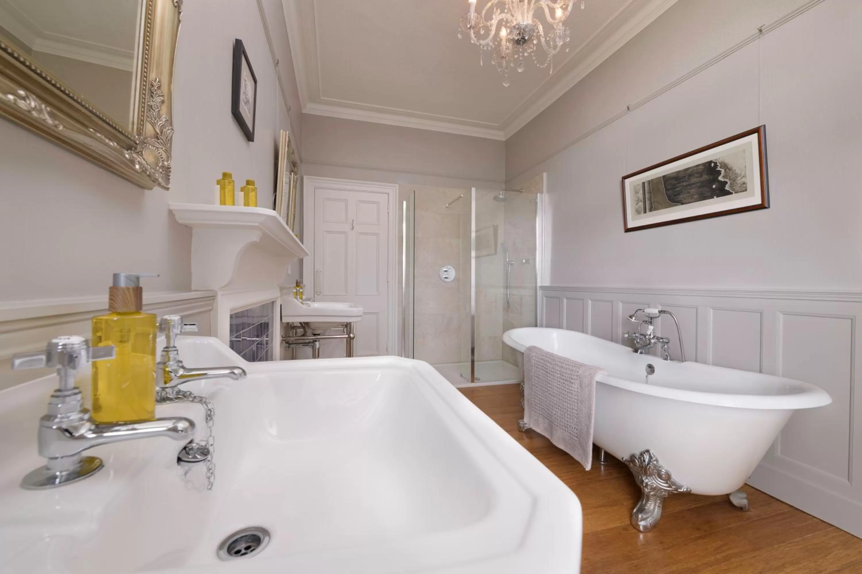 Bathroom in Lys-Na-Greyne Country House