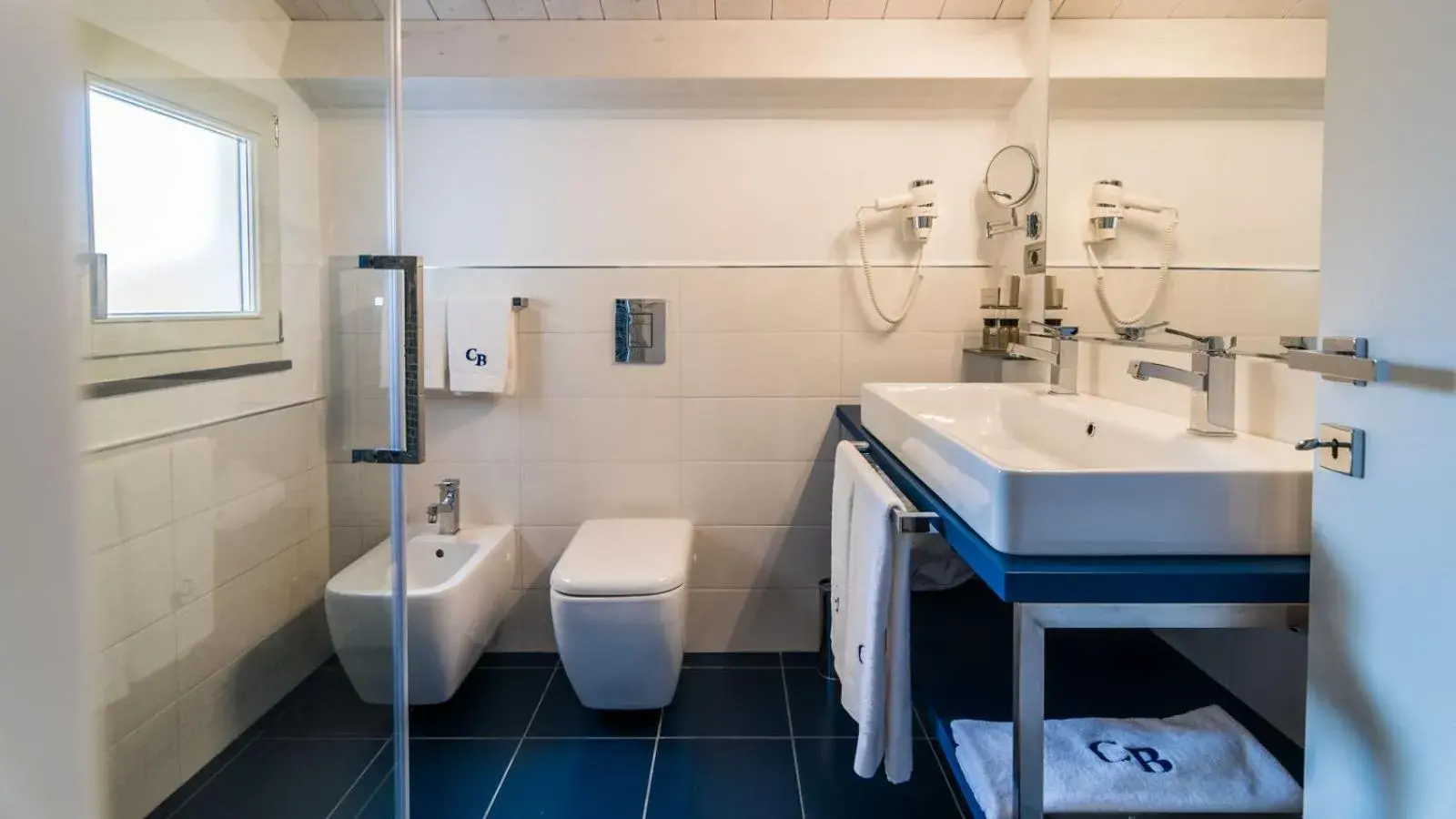 Shower, Bathroom in Cafe Bleu Relais